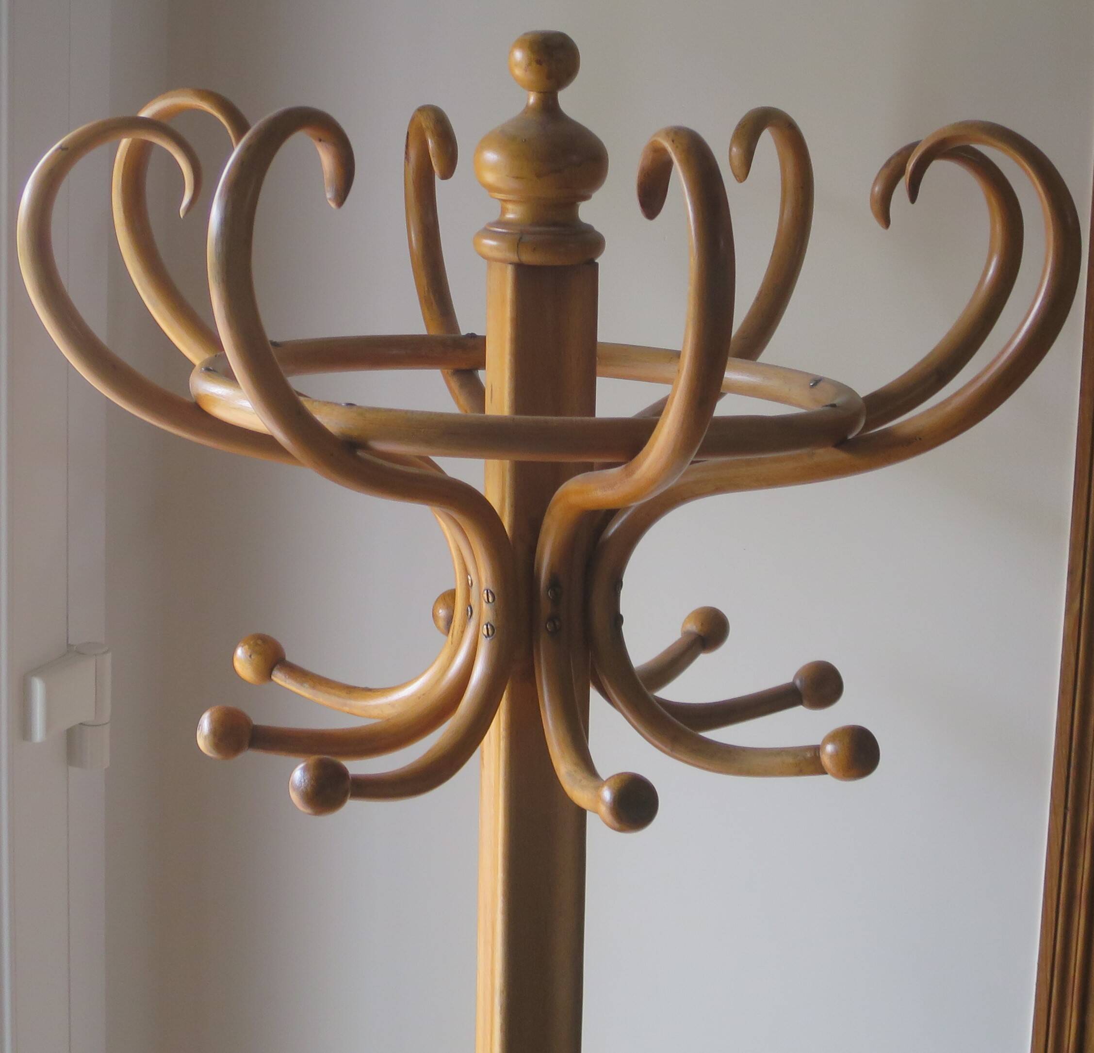 Parrot bistro umbrella coat rack Fischel 8 curved wood hooks