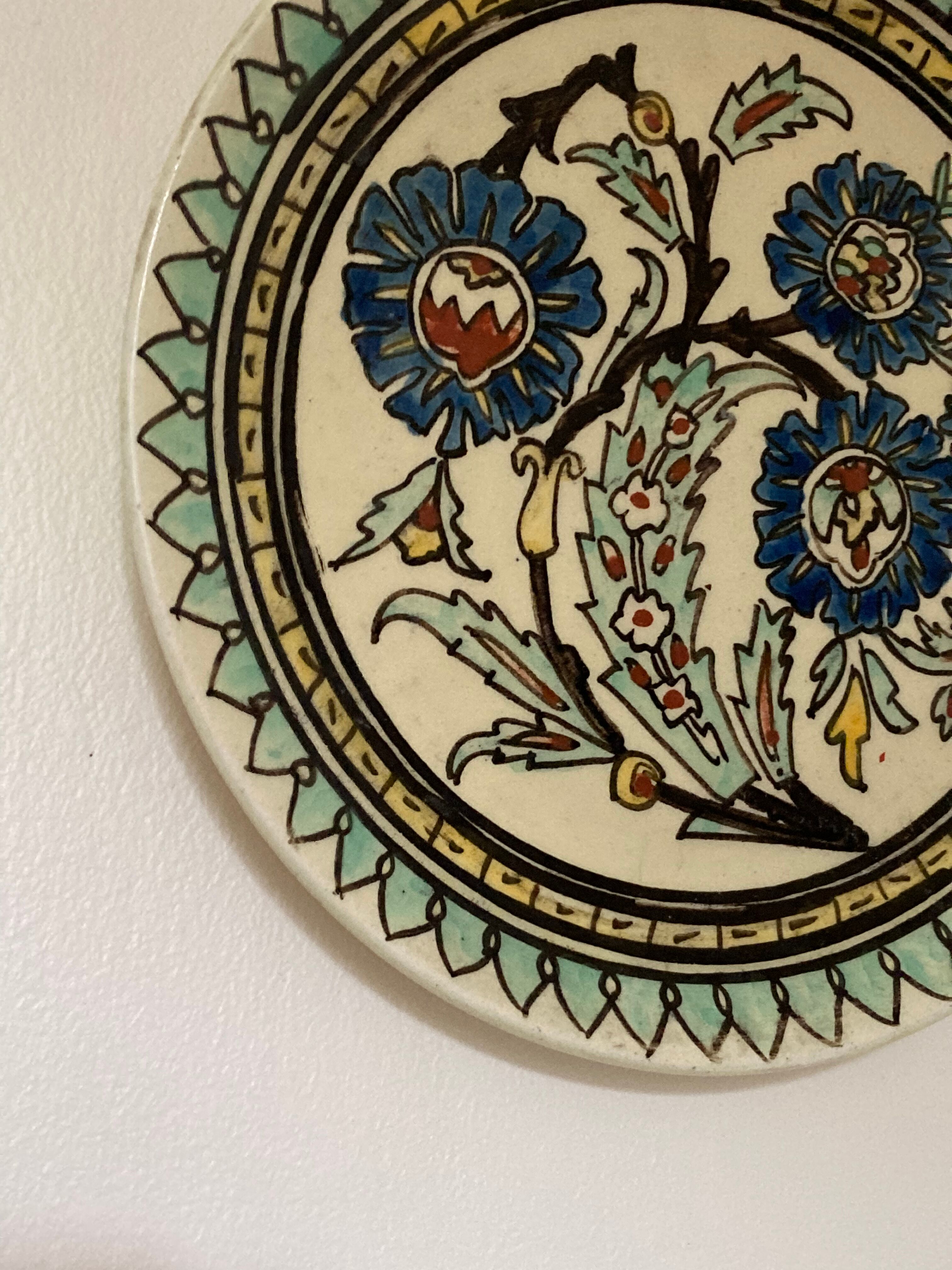 Assiette décorative à décor de fleurs vert