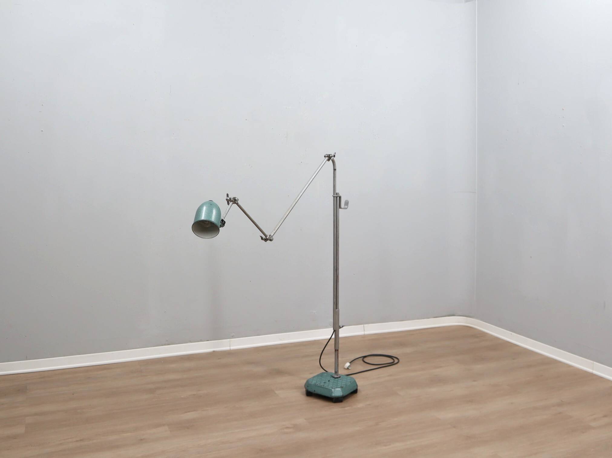 Lampe de sol industrielle ajustable des années 1960 vert martelé