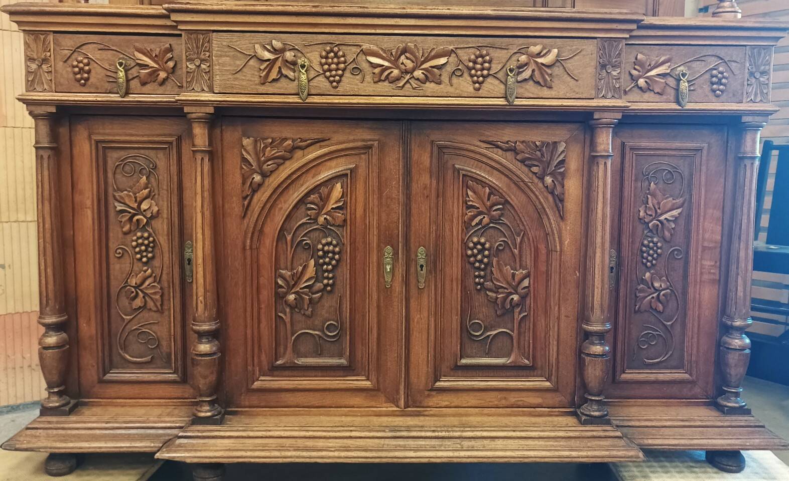 Art Nouveau buffet in carved oak with vine decoration