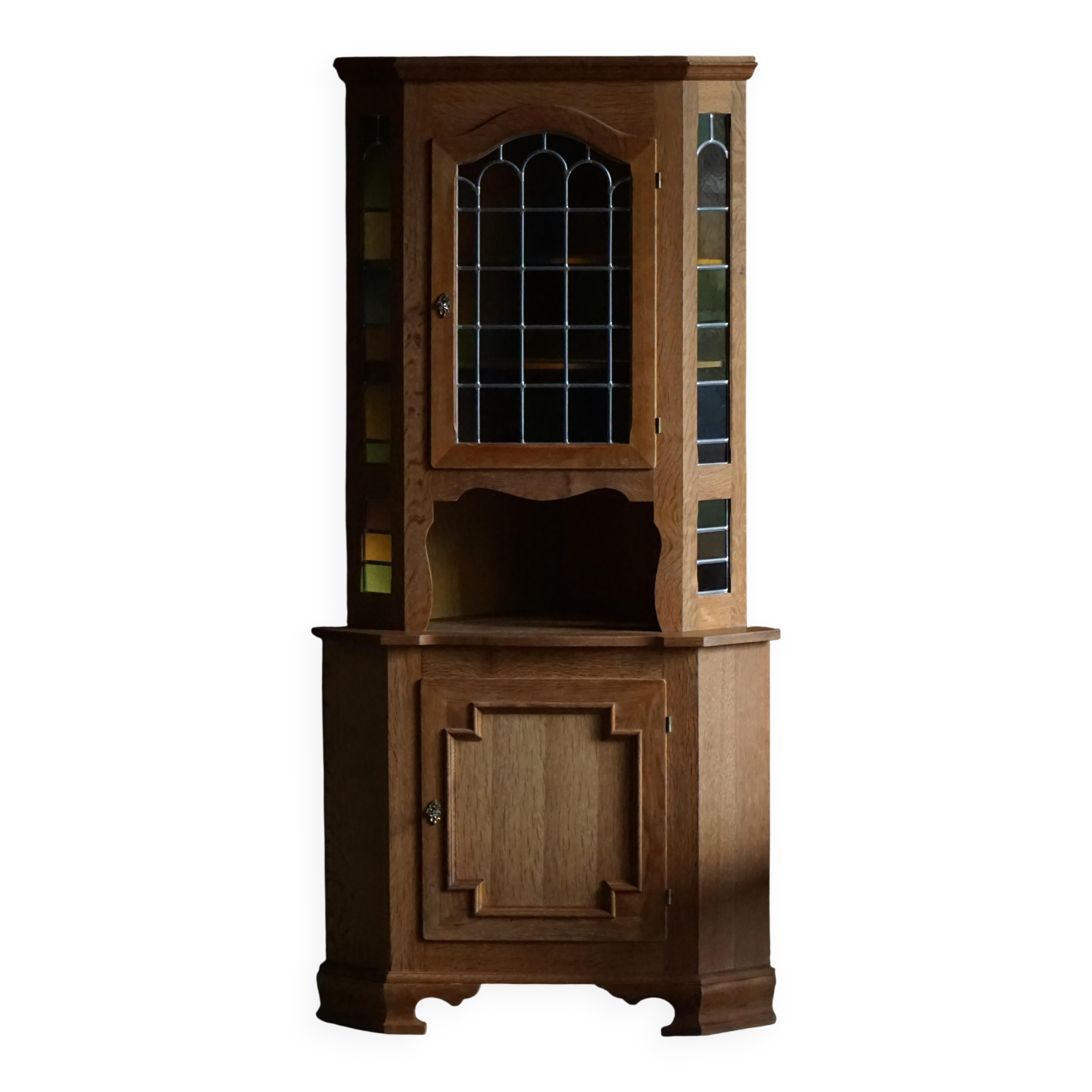 Mid-century Danish corner cabinet in oak with leaded glass, 1940s.