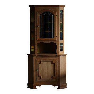 Mid-century Danish corner cabinet in oak with leaded glass, 1940s.
