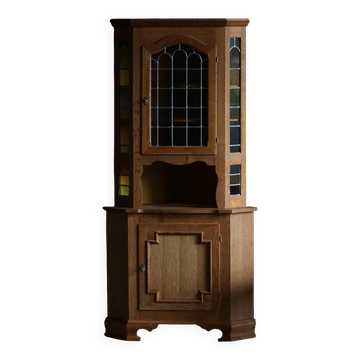 Armoire d'angle danoise du milieu du siècle en chêne avec vitraux plombés, années 1940
