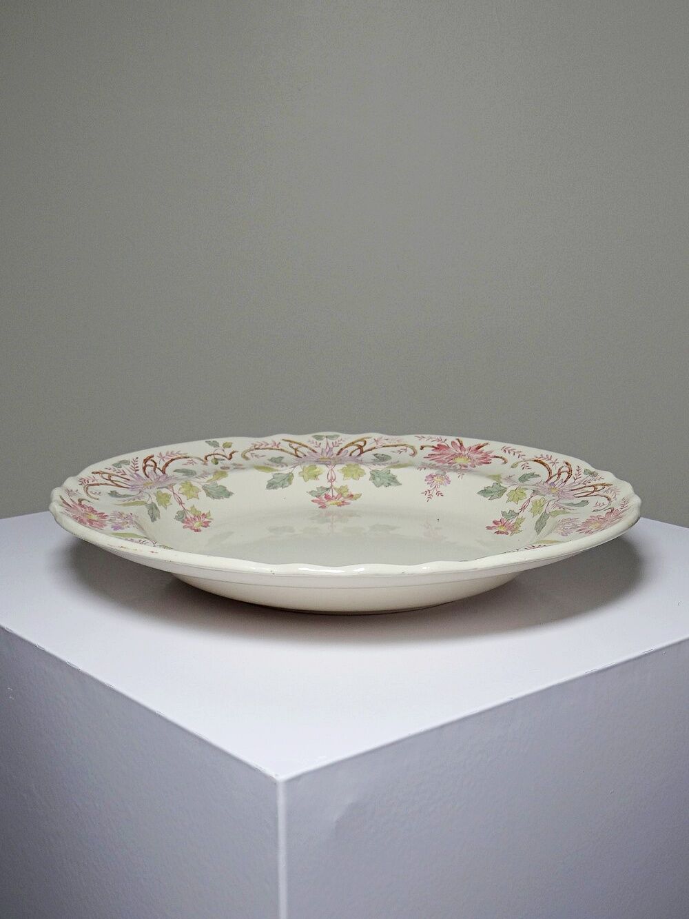Antique Longchamp service shallow dish with polychrome daisies, ironstone, 19th century.