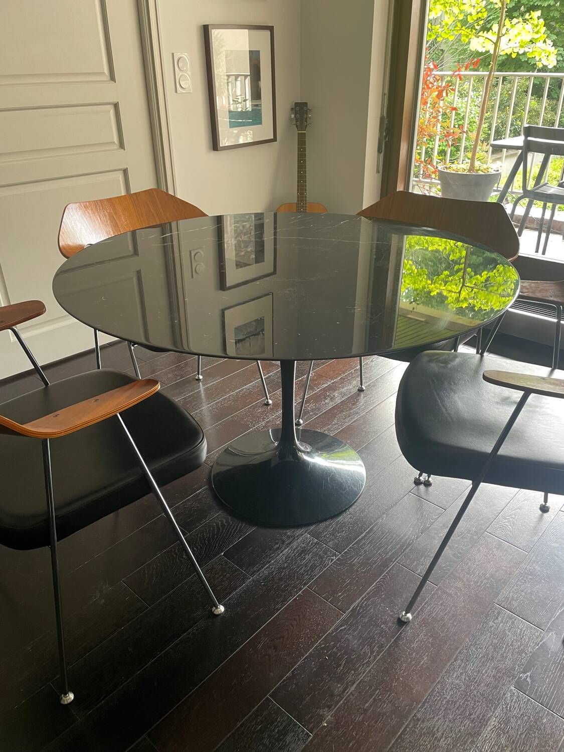 Saarinen Knoll round table in maquina black marble 120cm
