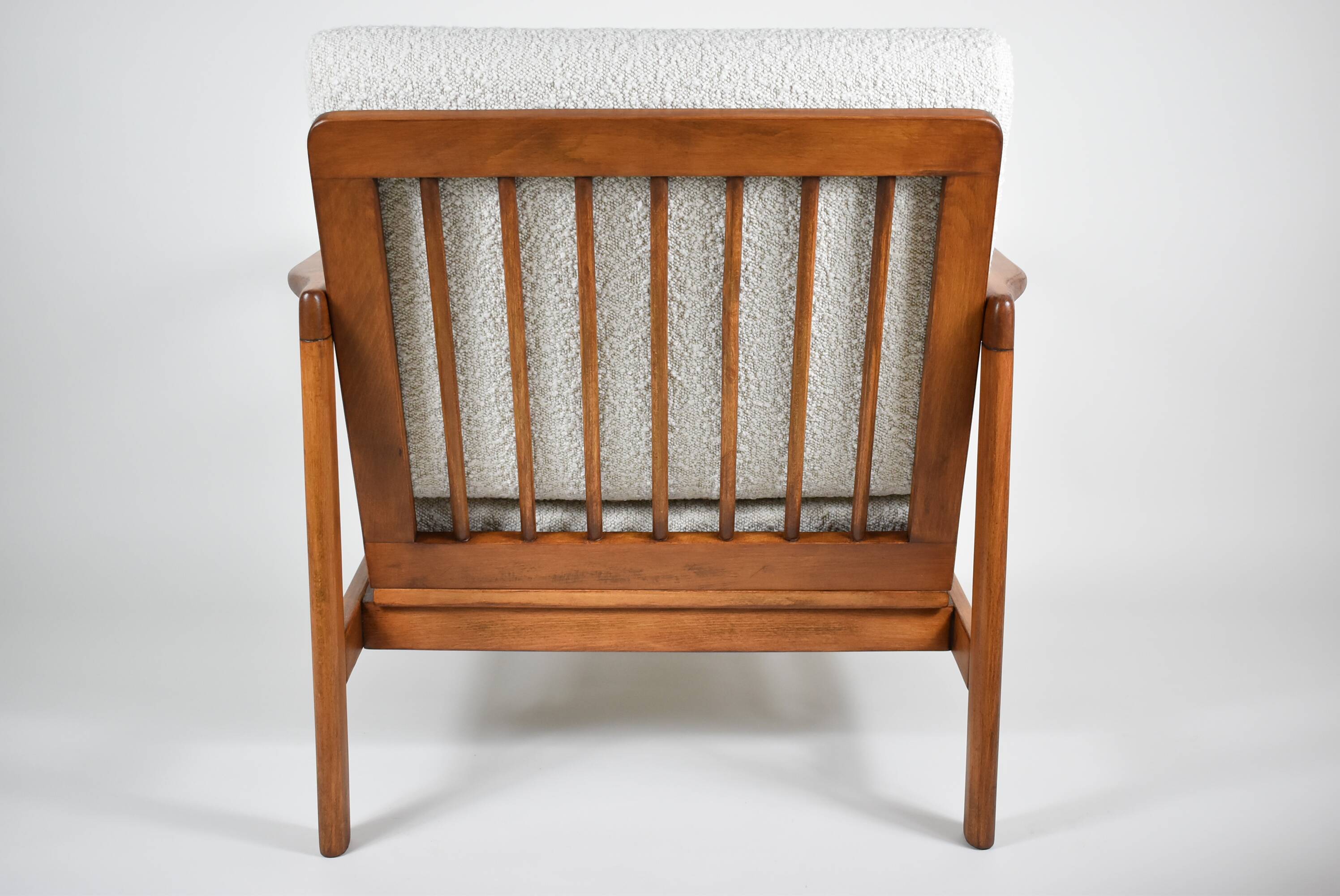 Fauteuil bouclé original, vintage, restauré, blanc, teck