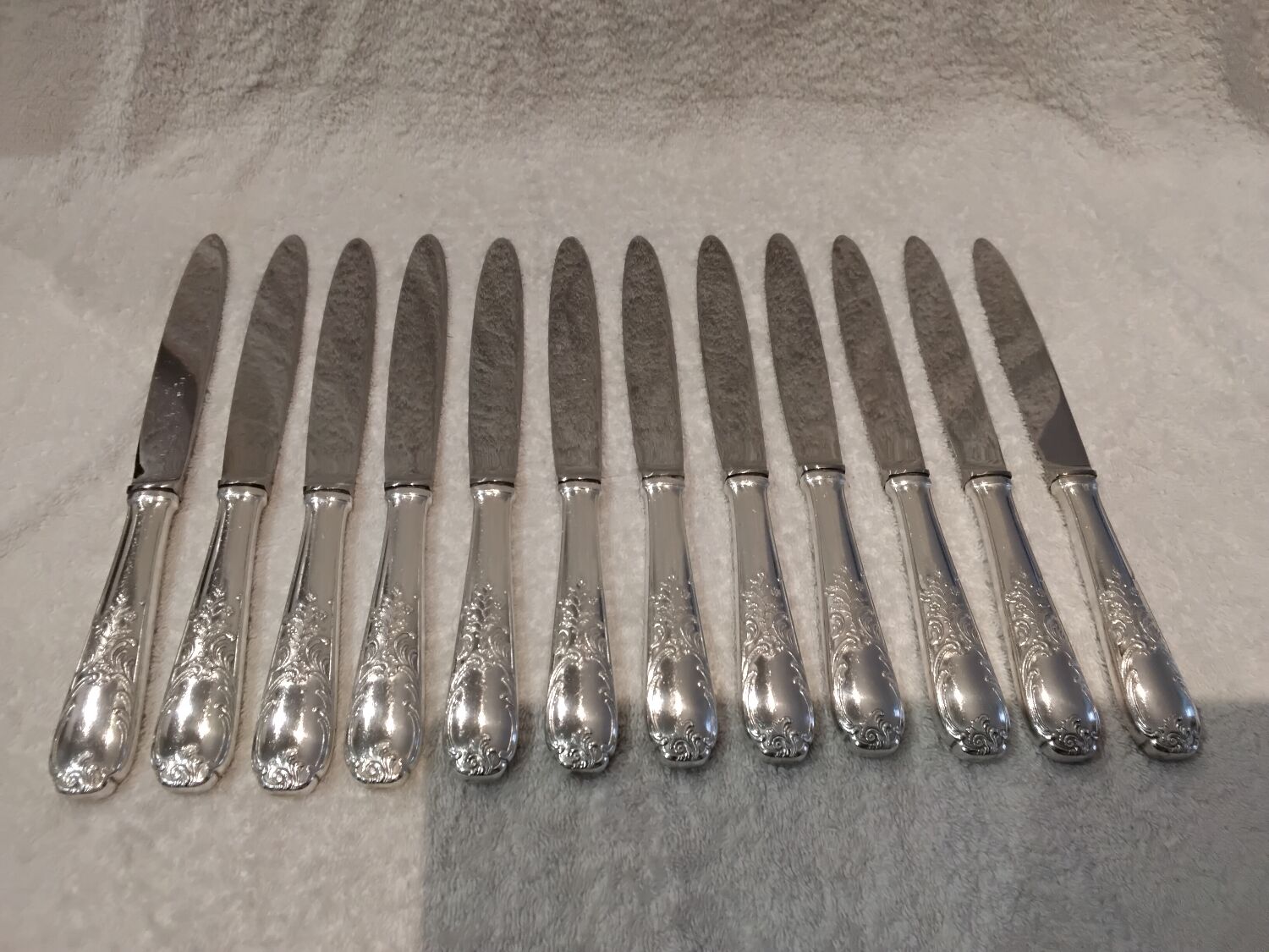12 silver-plated metal table knives, Platil rocaille silversmith design, 24.6cm