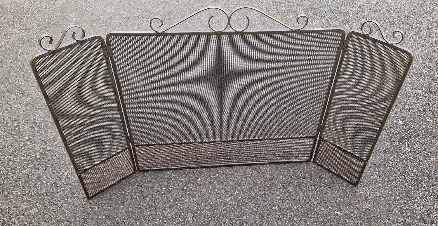 Metal fireplace screen