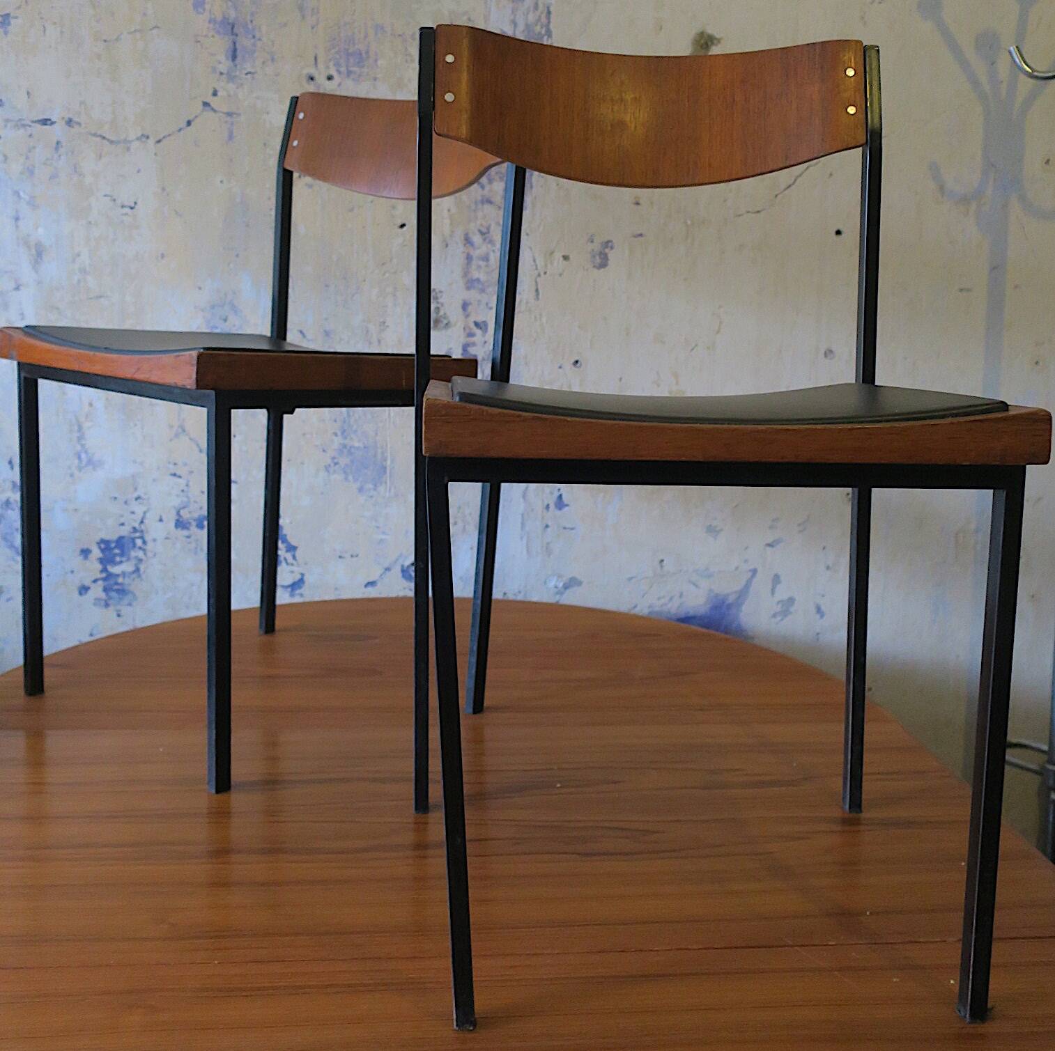 Paire de chaises empilables en teck et fer, années 1960