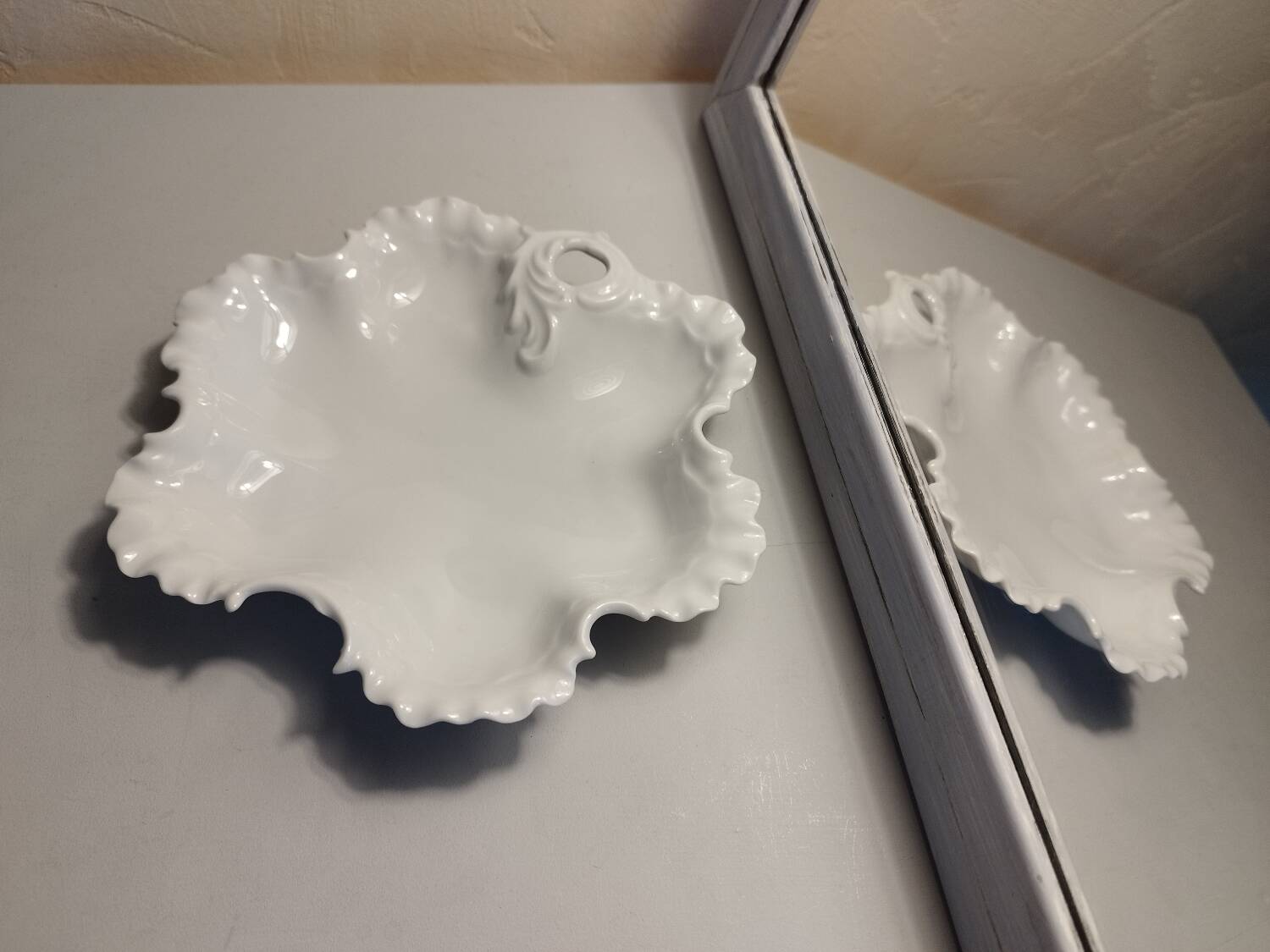 White porcelain pocket tray