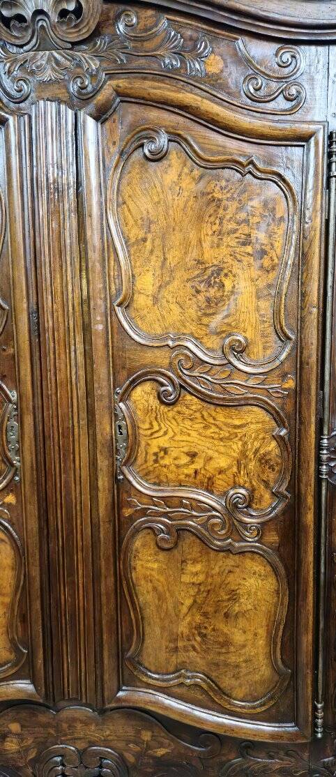 Important Louis XV wedding wardrobe in walnut and burl.