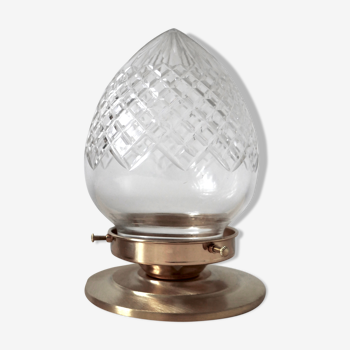 Pose lamp with chiseled crystal globe