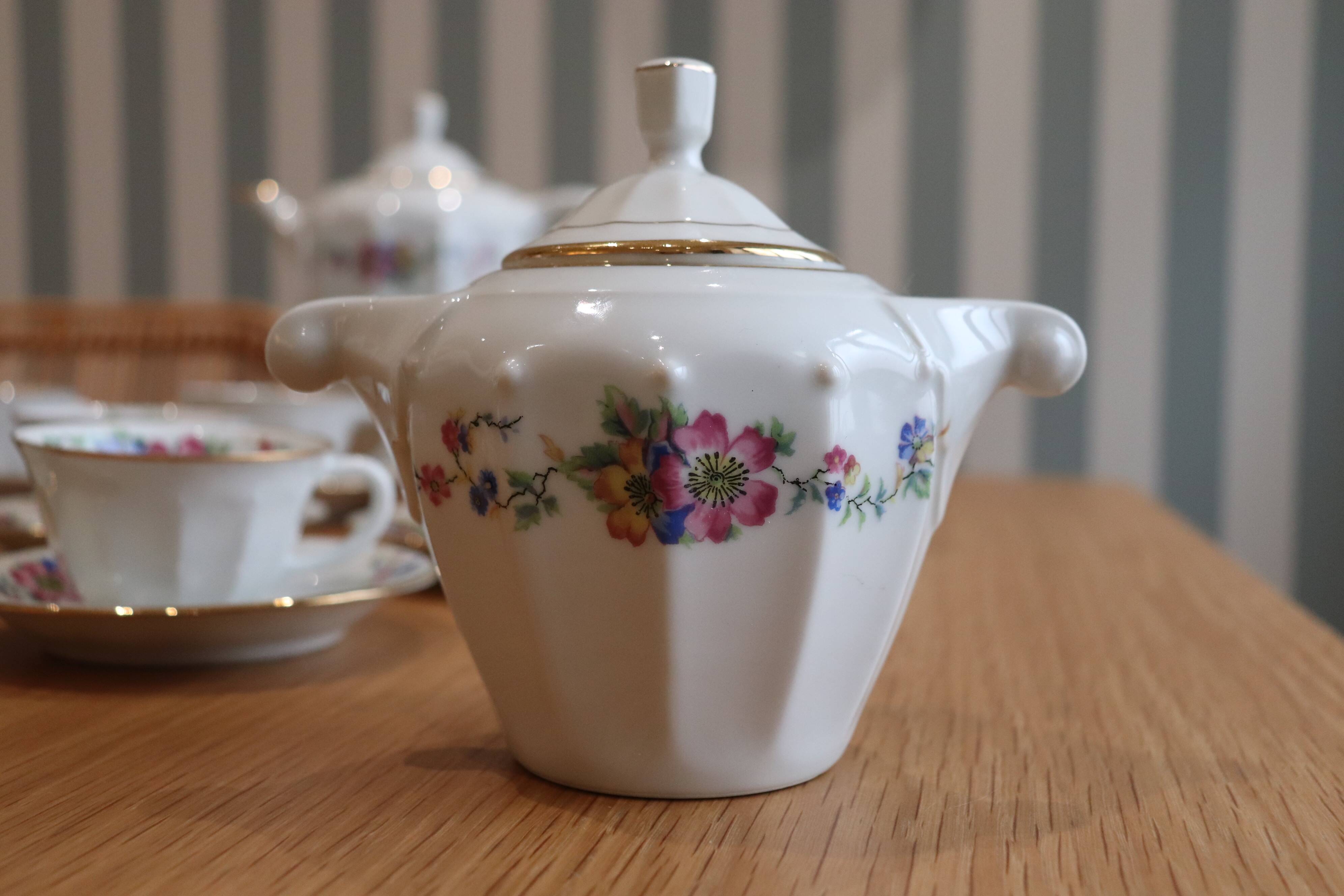 Coffee and tea service in Limoges porcelain with anemone flower pattern and gilding.