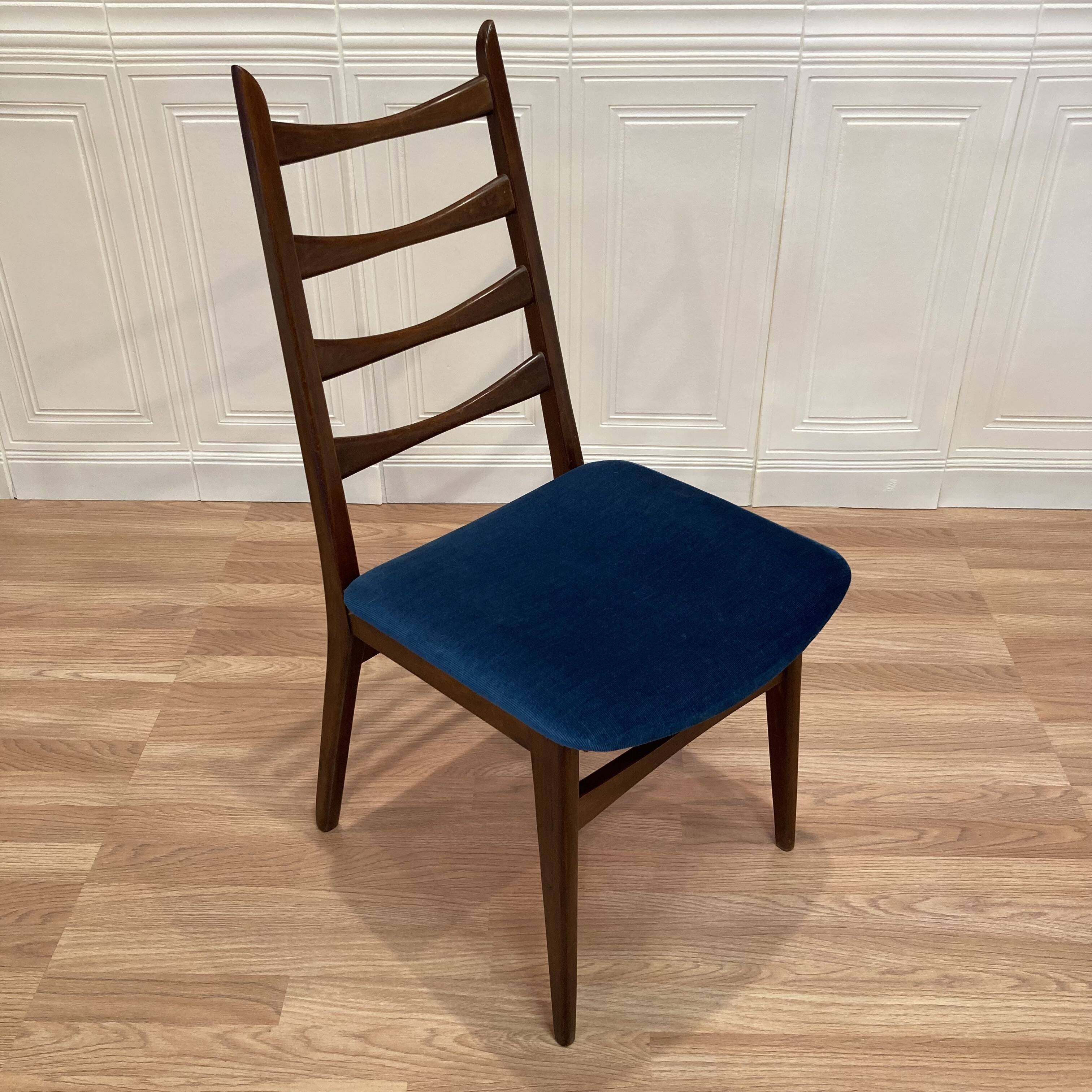 Suite de 3 chaises "design scandinave".