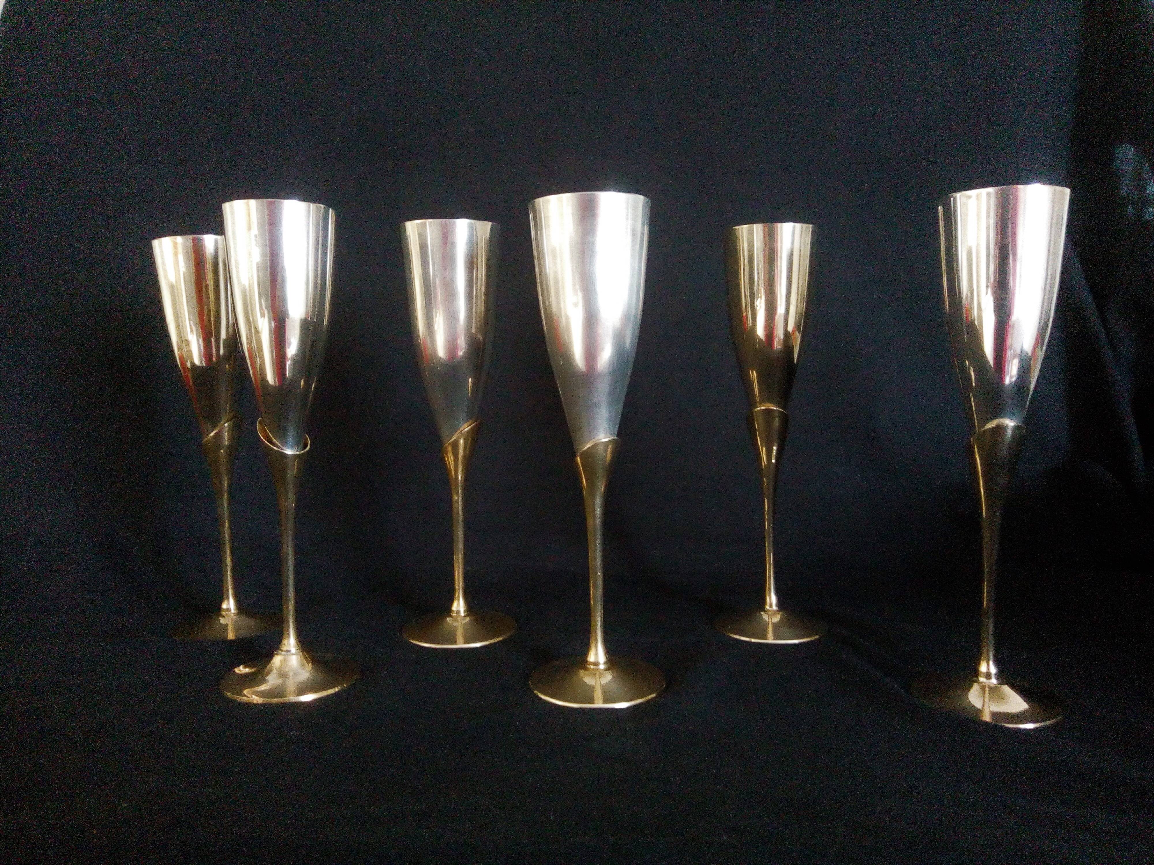 Lot of 12 silver metal flutes on brass stand