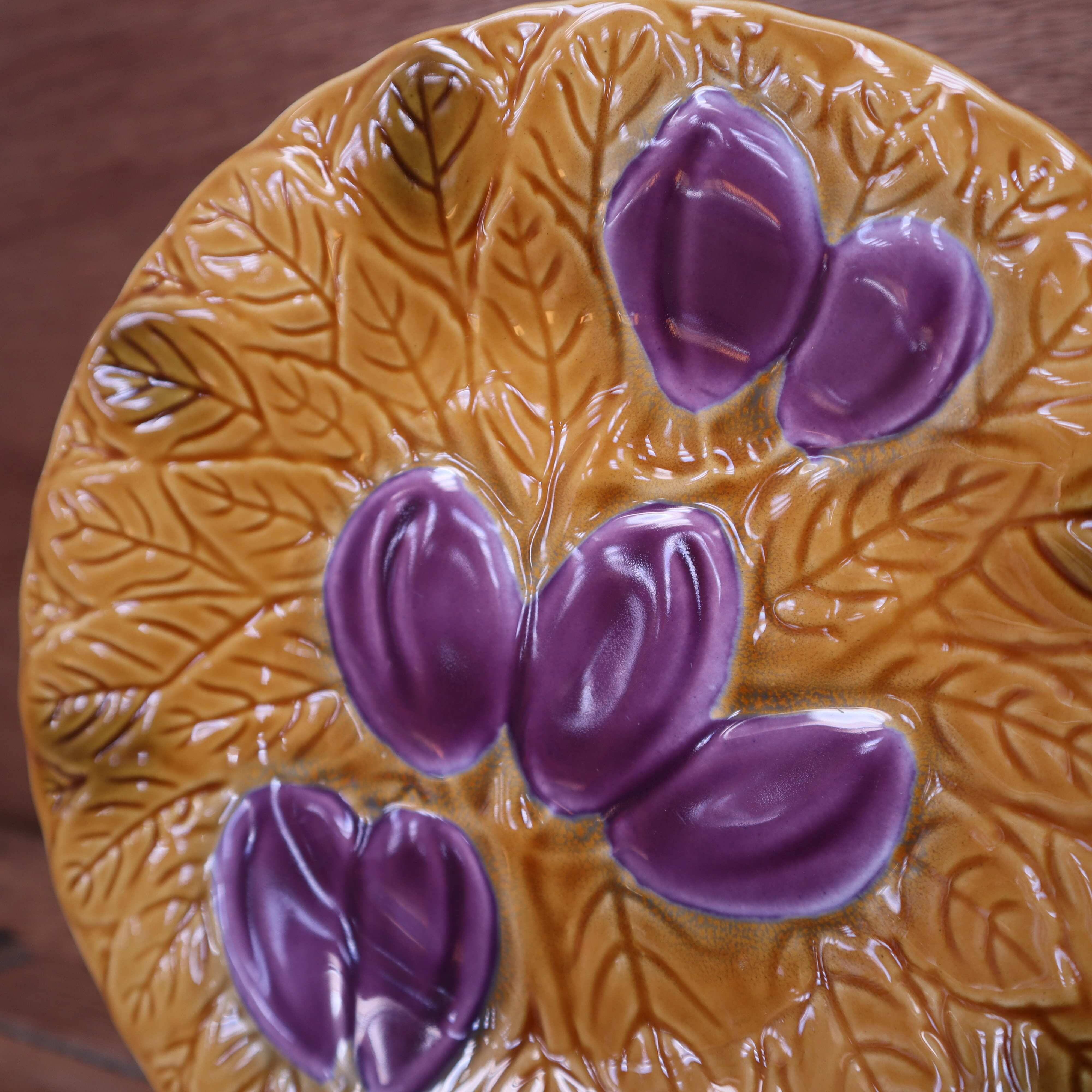 Assiette à dessert faïence barbotine Salins à décor de prunes