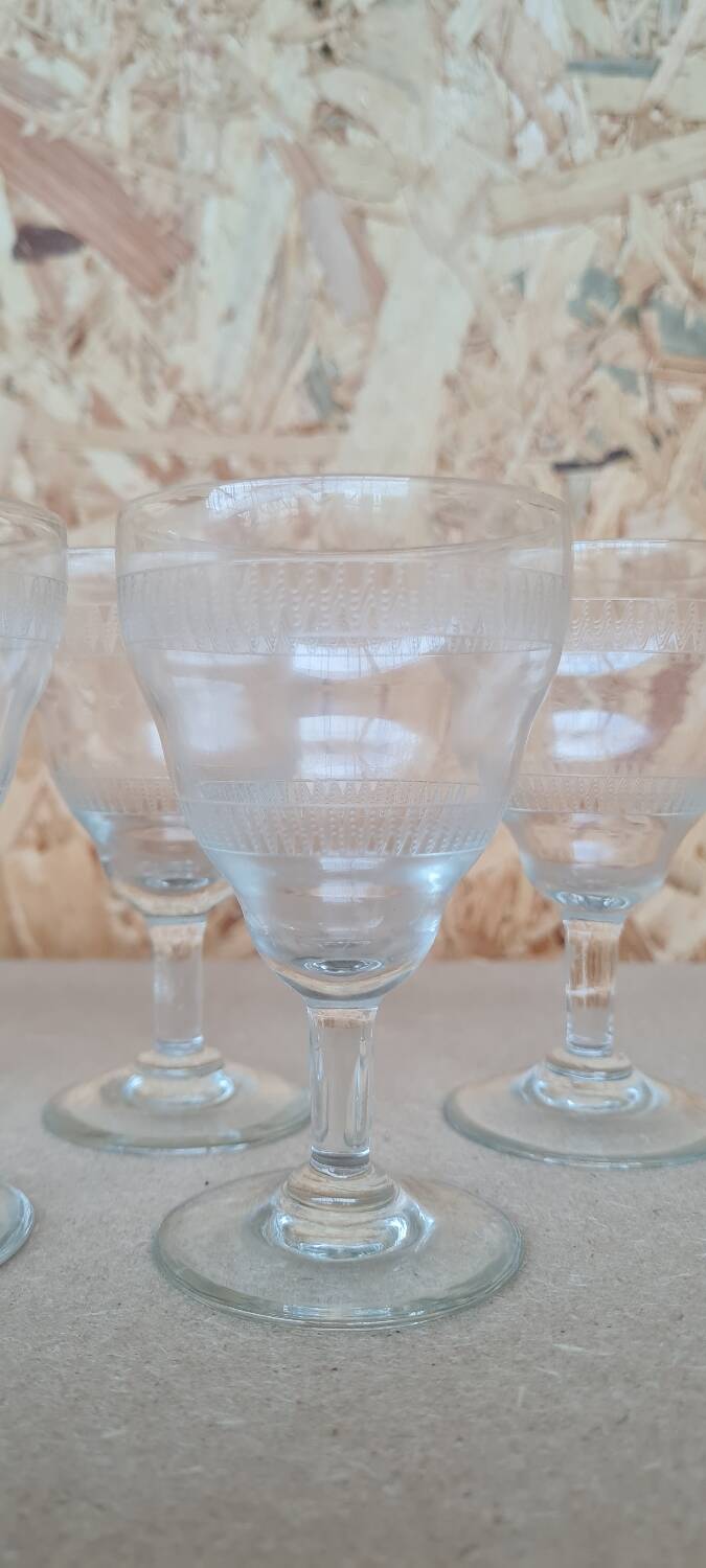 Service of 9 wine glasses in chiseled crystal