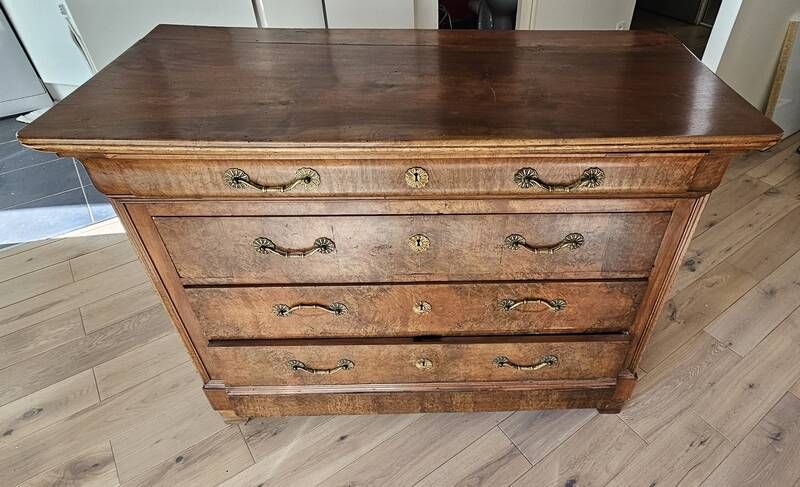 Importante commode Louis-Philippe en noyer patiné, XIXᵉ siècle