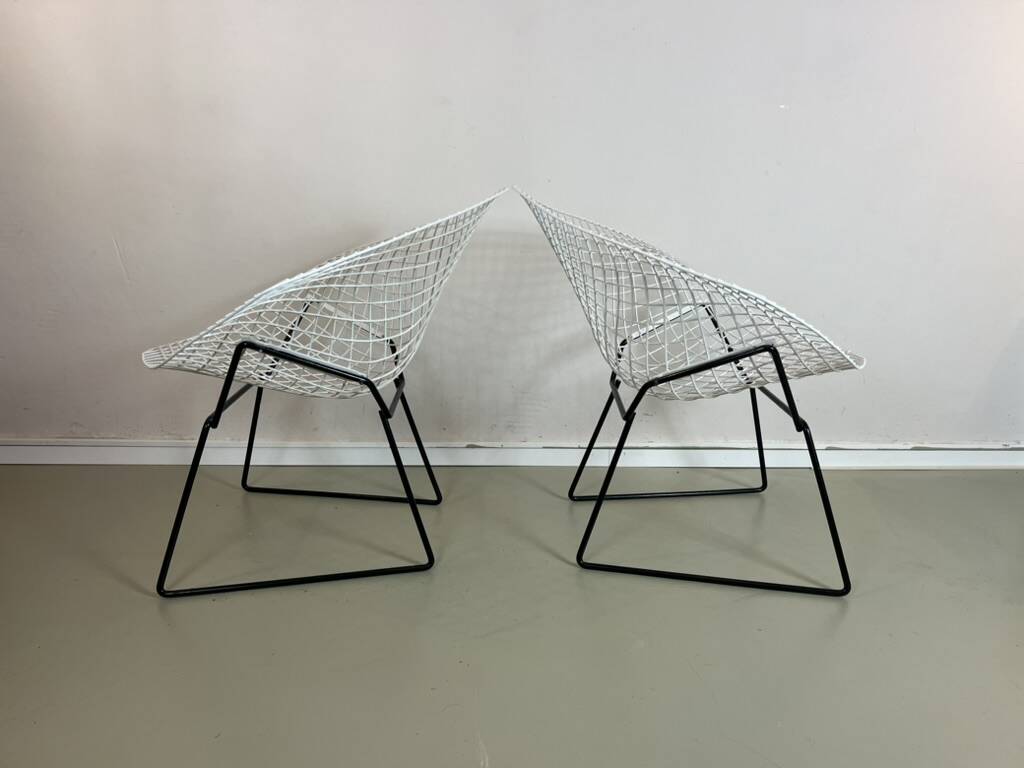 Two Diamond chairs by Harry Bertoia for Knoll mid-century 1970s.