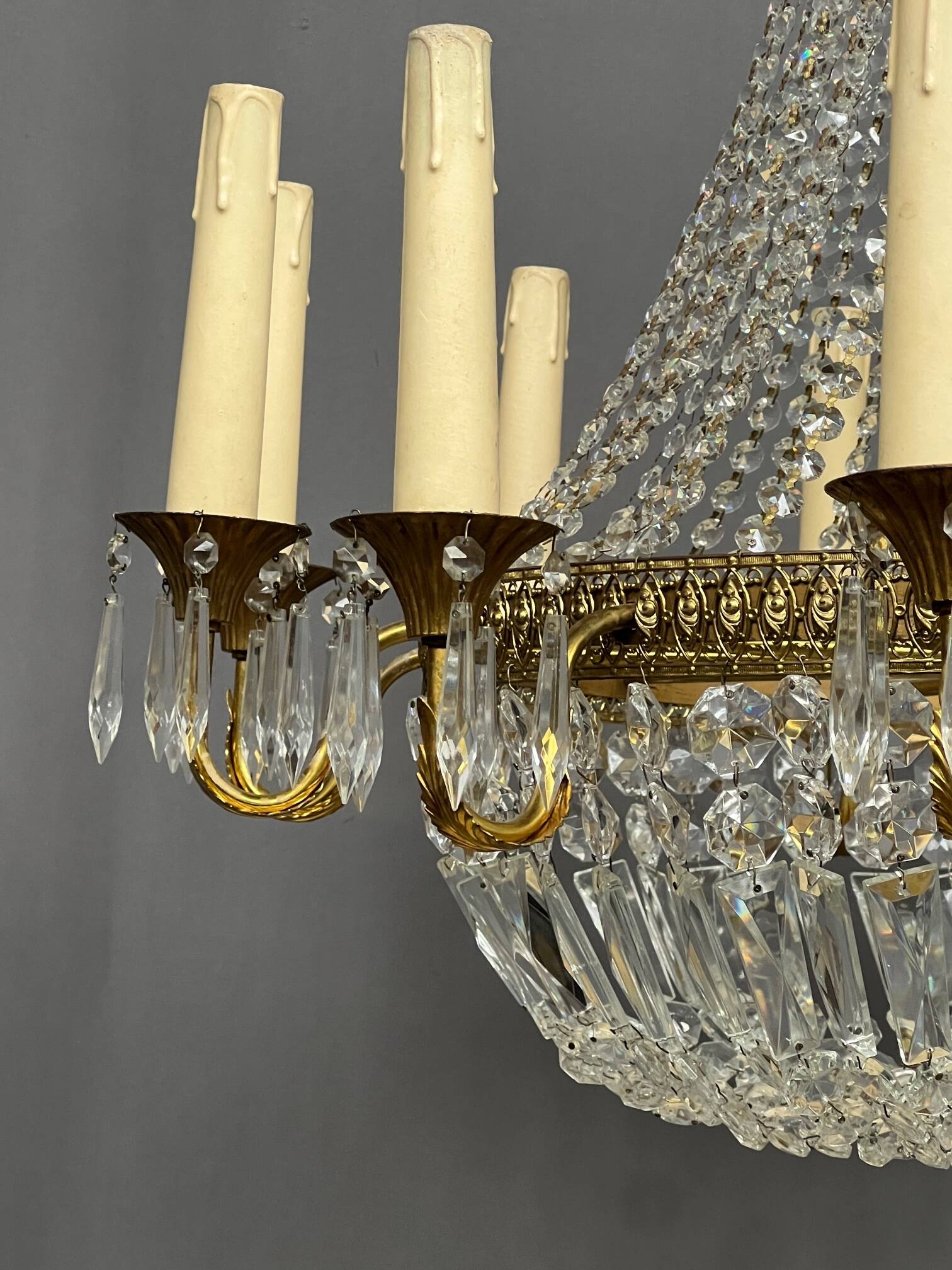 Large crystal chandelier. 17 light points.