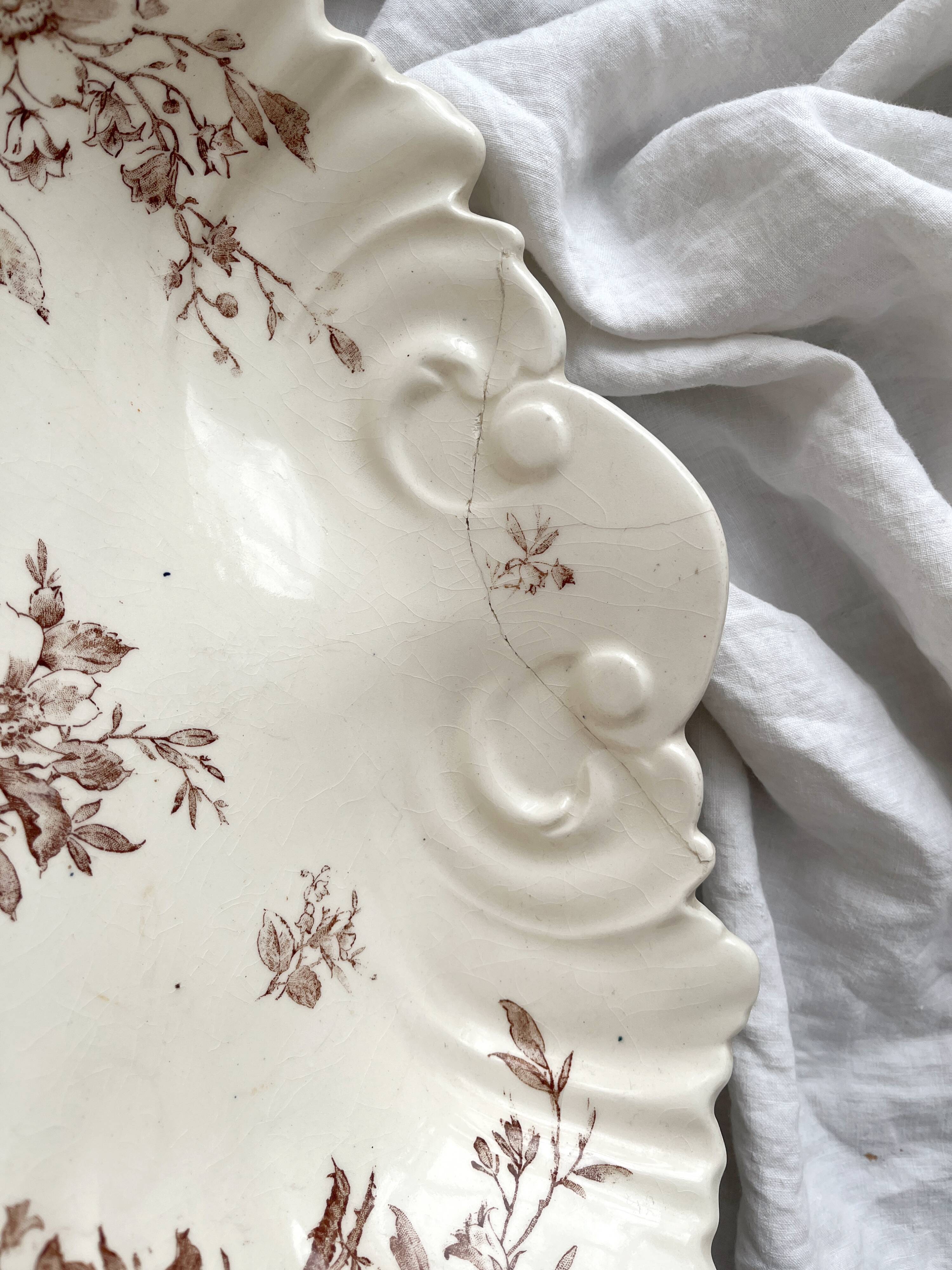 Antique wall fountain in ironstone, "Spring" Gien earthenware, late 19th century