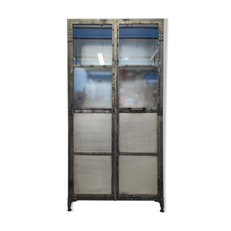 Vitrine bibliotheque vaisselier en métal riveté