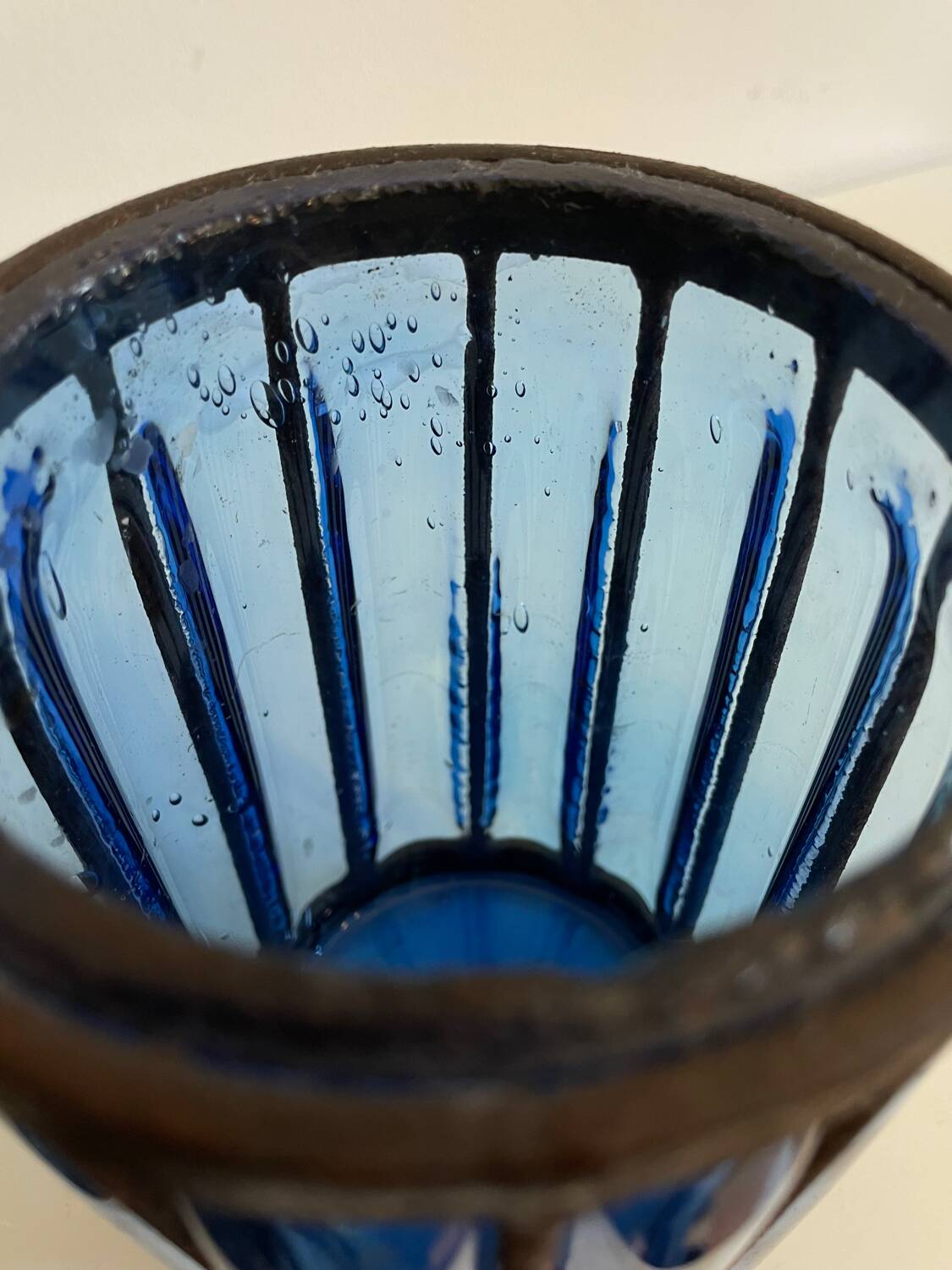 Vase en verre soufflé enchâssé