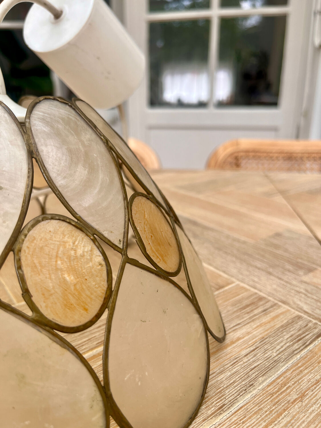 Beige mother-of-pearl "Petals" pendant