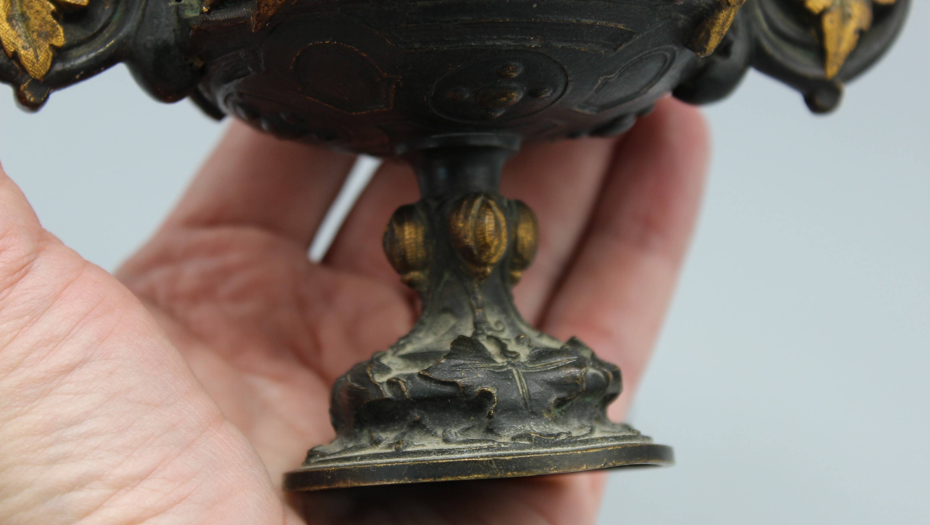 Bronze pedestal bowl with leaf decoration