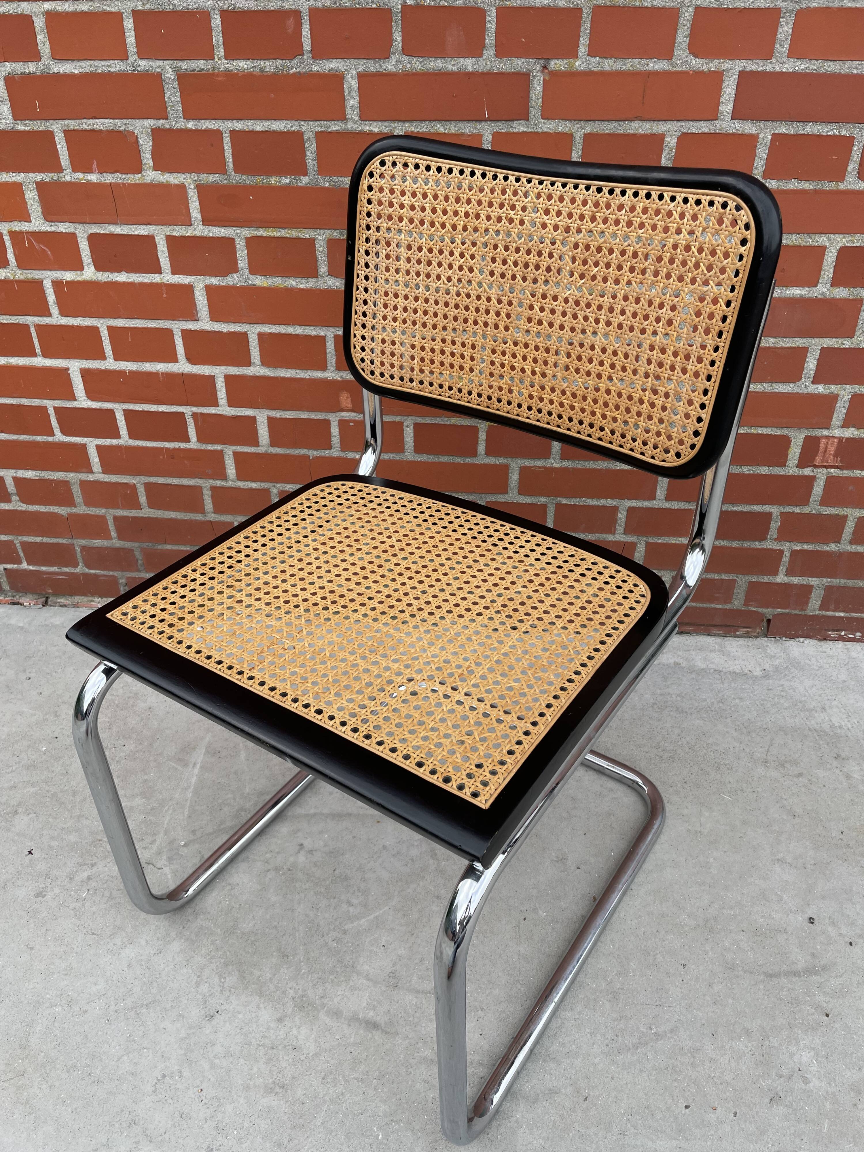 Chaise en chrome et noir