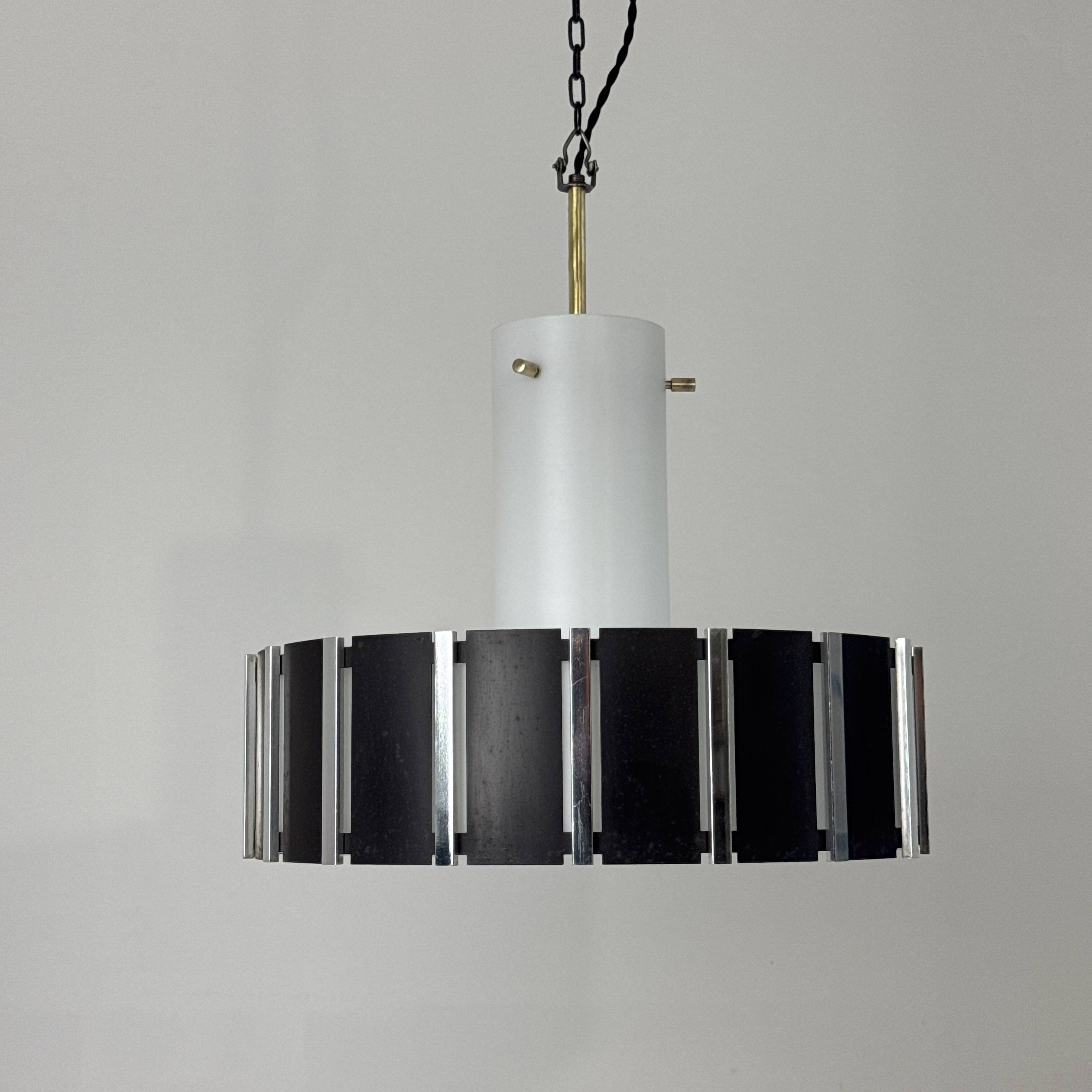 Ancienne suspension en opaline Space Age attribuée à « Wila »
