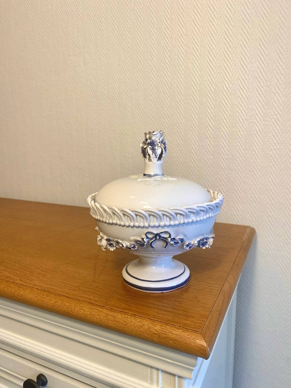 Antique porcelain sweet box from the late 19th century.