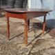 Table ronde ancienne extensible en bois fruitier avec côtés rabattables