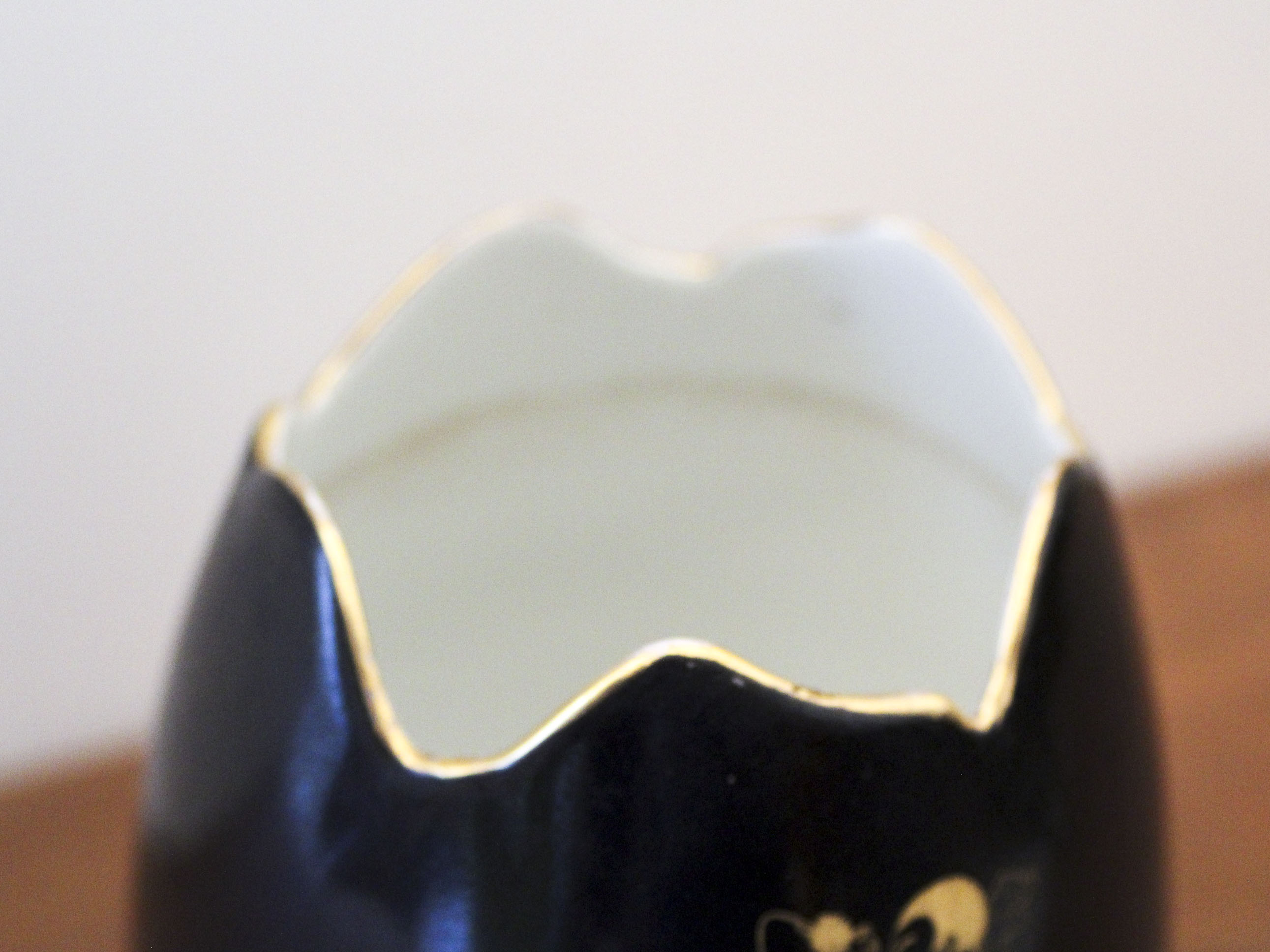 Egg-shaped porcelain vase decorated with Pierrot and Columbine
