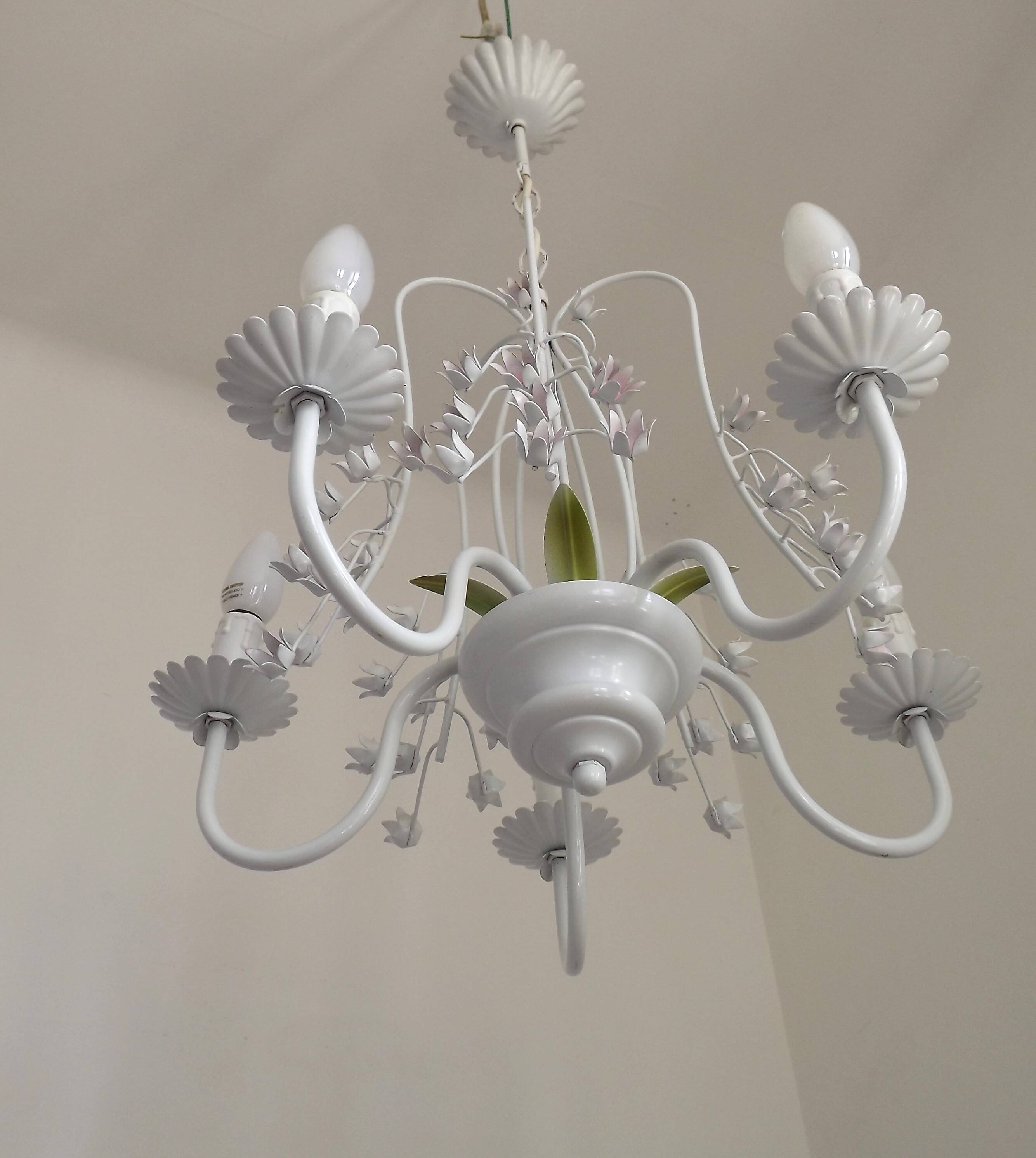Chandelier vintage en métal blanc à 5 lumières avec des fleurs de glycine roses.