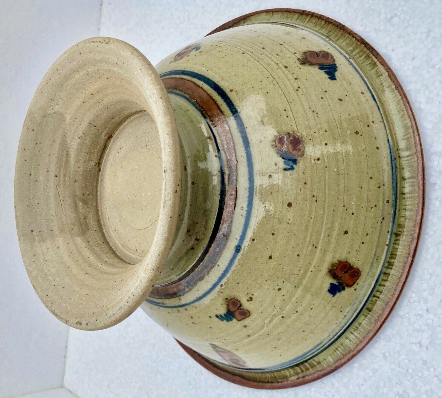 Fruit cup in polychrome glazed stoneware signature to identify