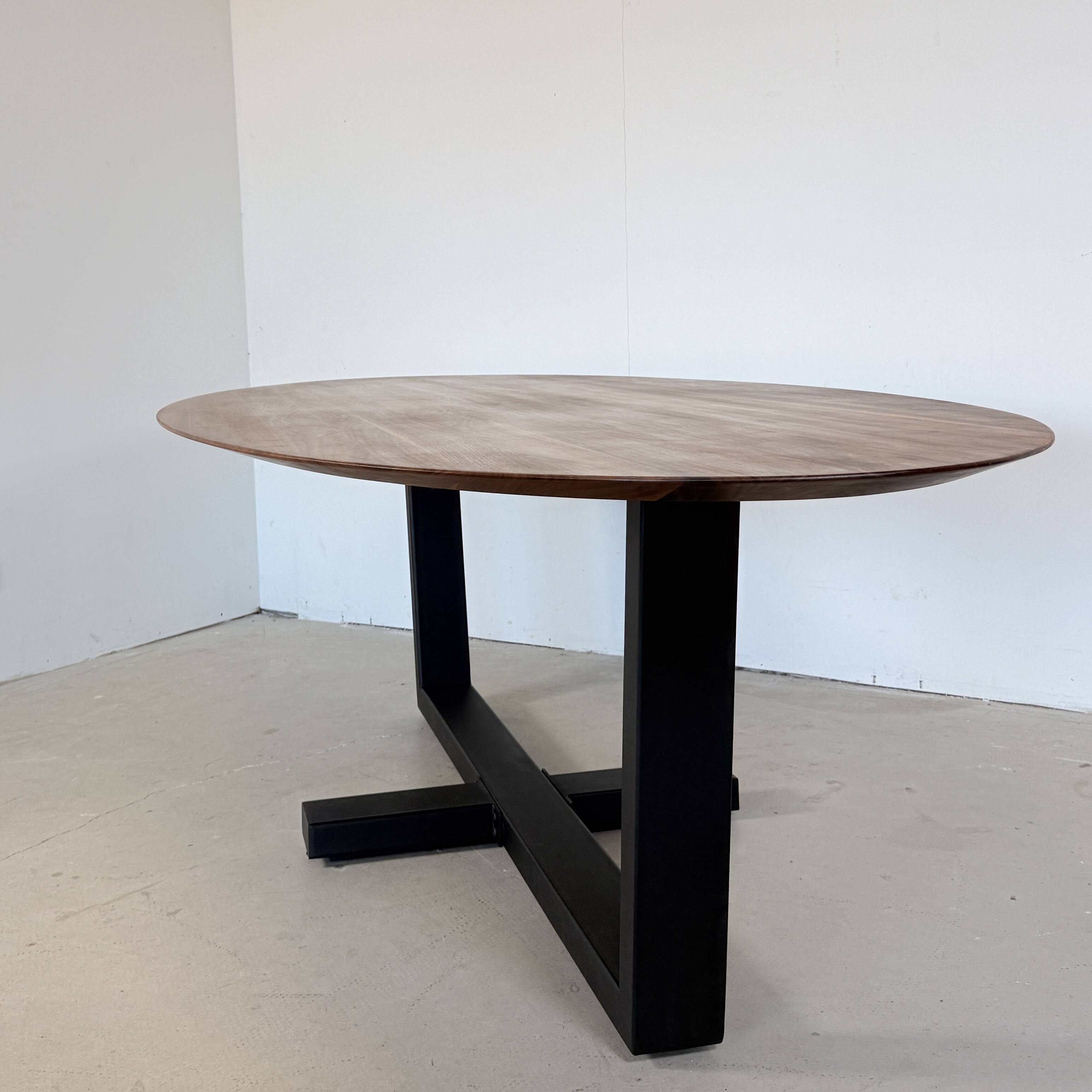 Table à manger ovale en noyer massif 260x120 - Bert Plantagie