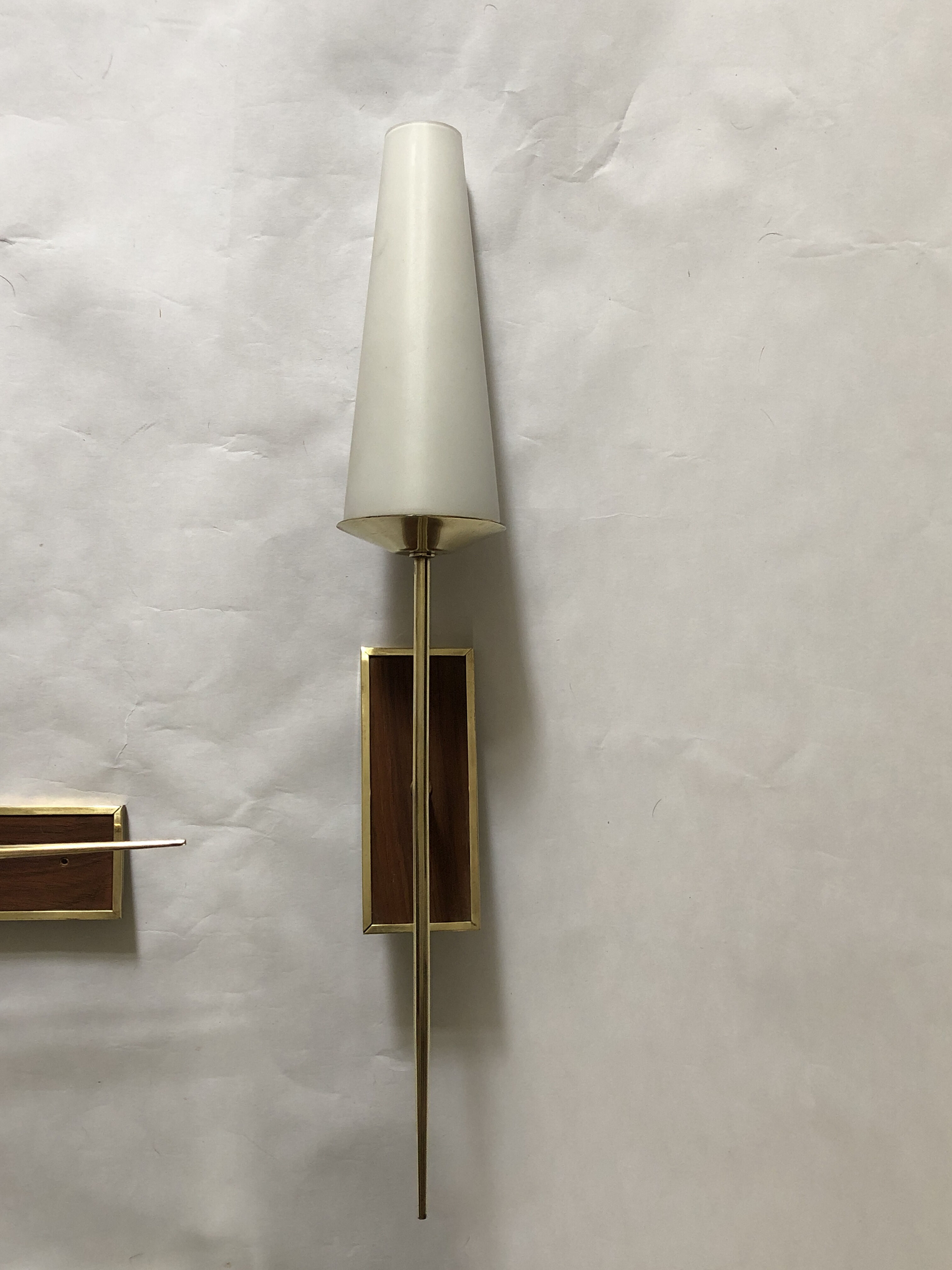 Pair of wall light from the 50s, Arlus or Lunel, in brass and wood.