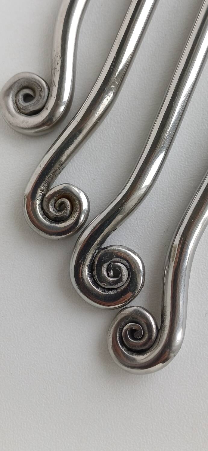 Spiral handle table knives