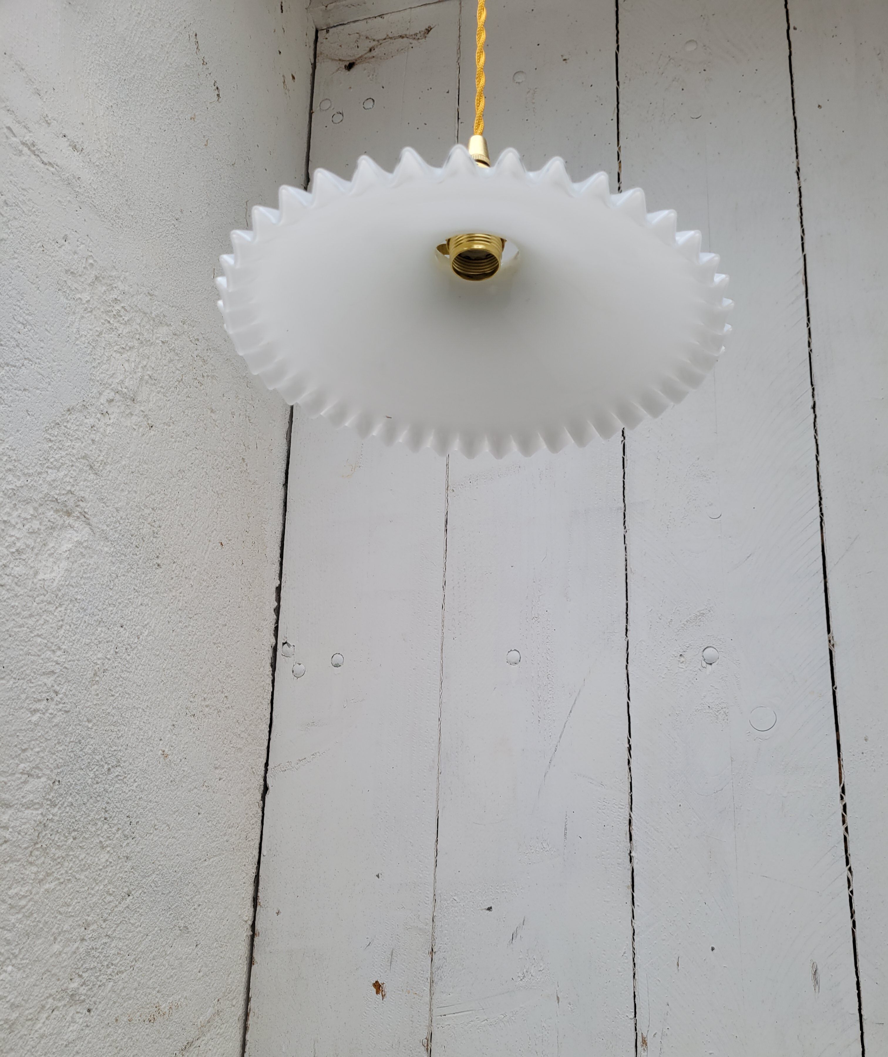 Toothed opaline suspension