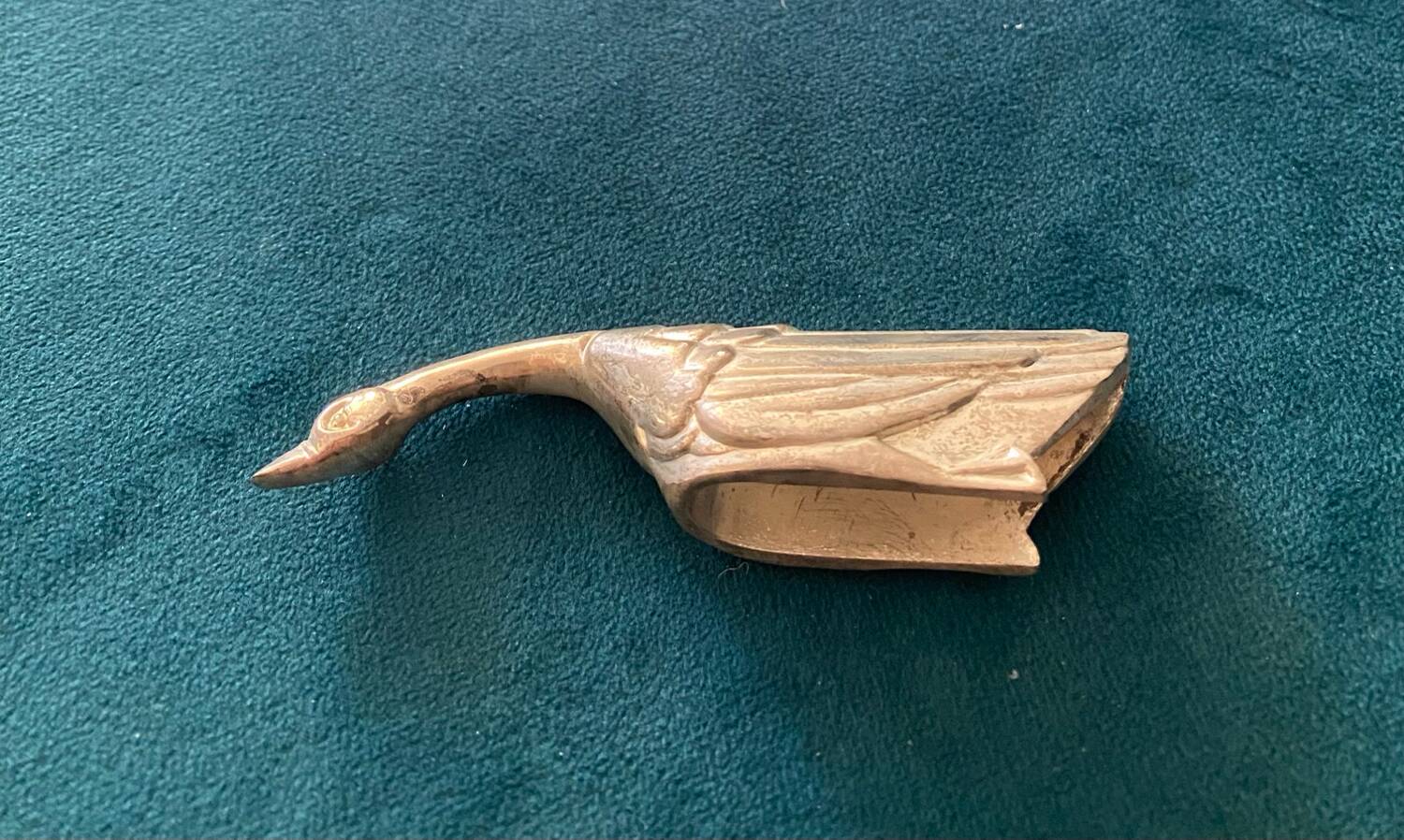 8 silver-colored metal goose-shaped knife holders