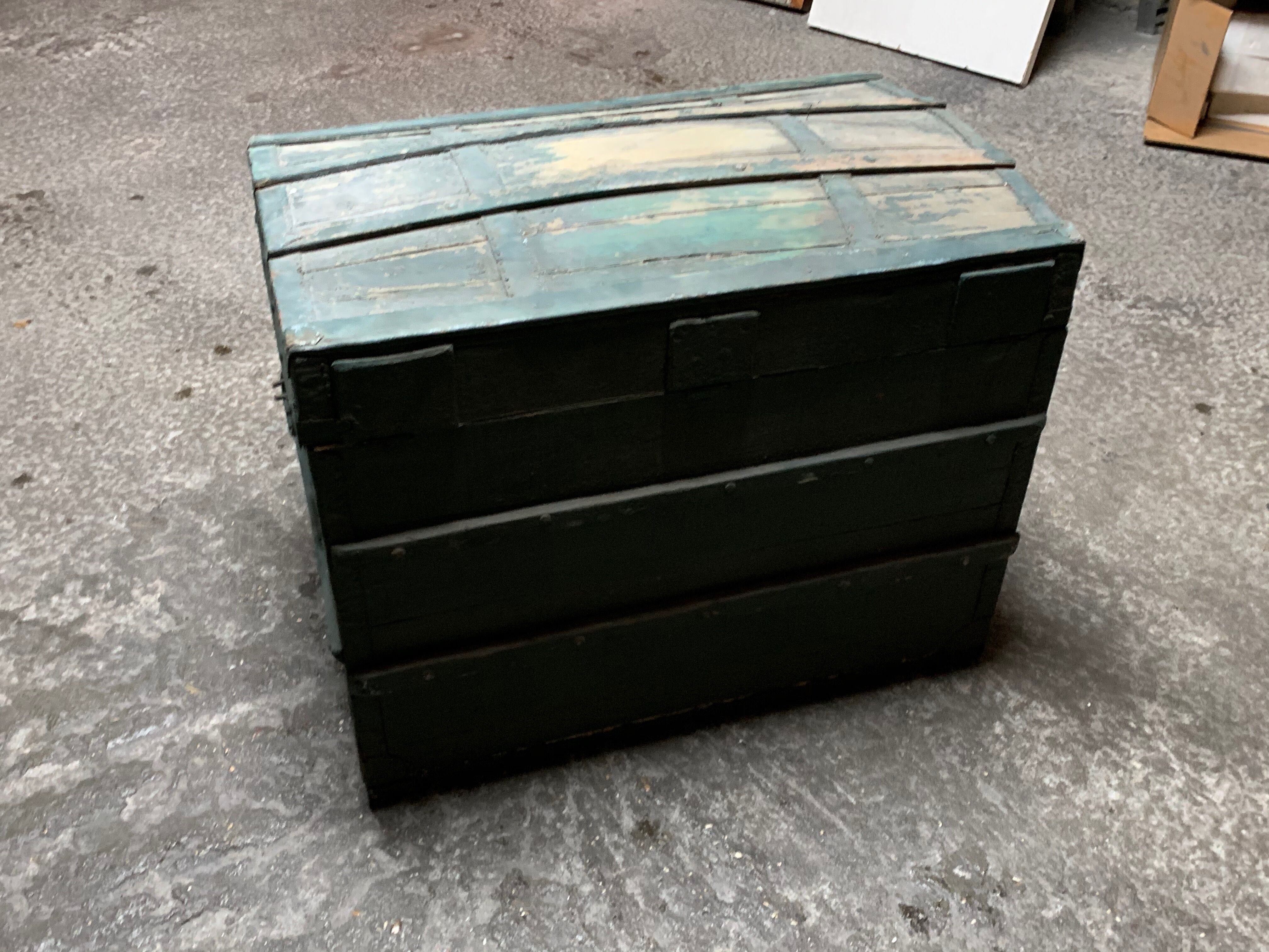 Malle bombée ancienne en bois