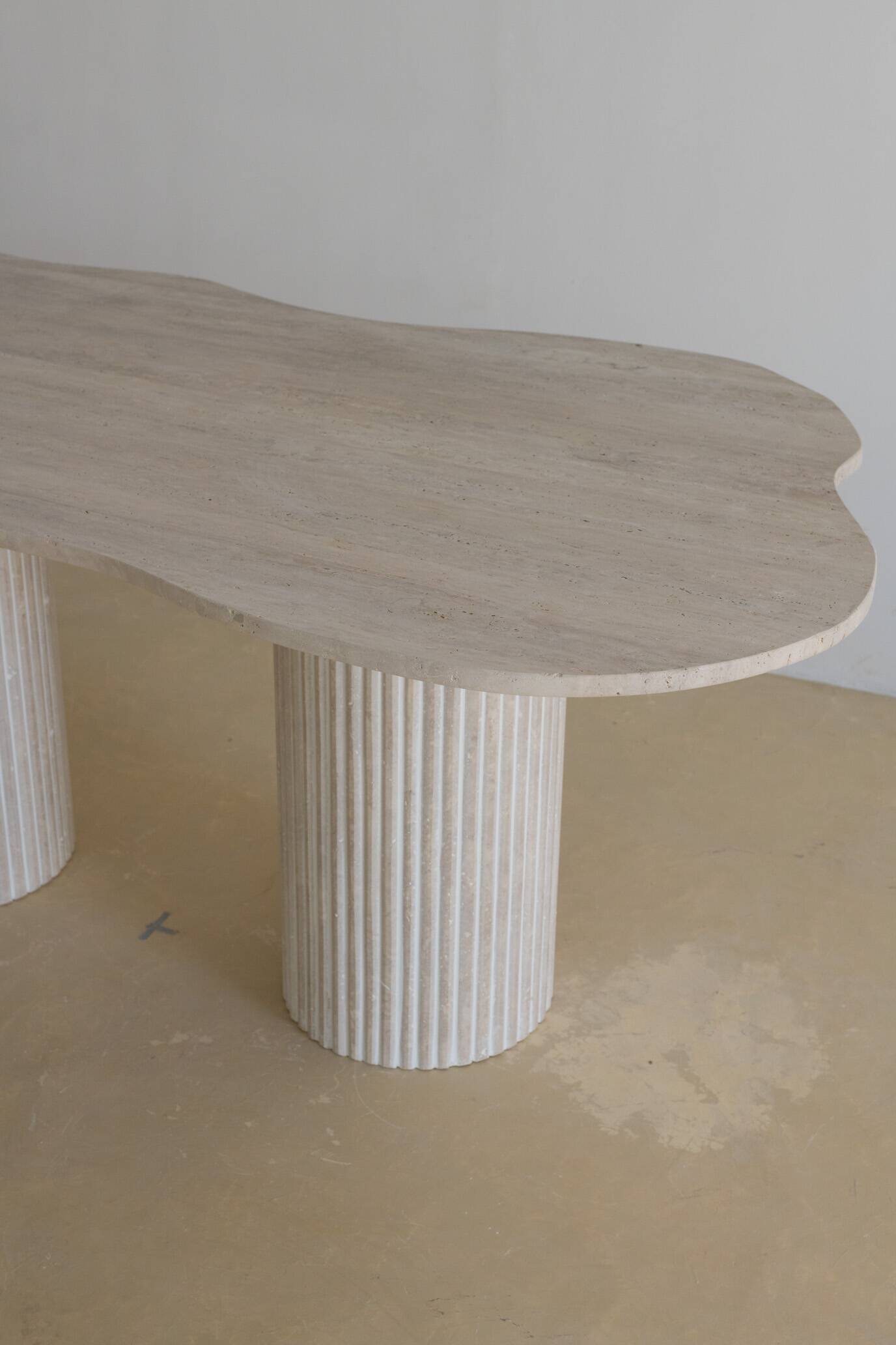 Table à manger irrégulière Venus - Travertin Naturel