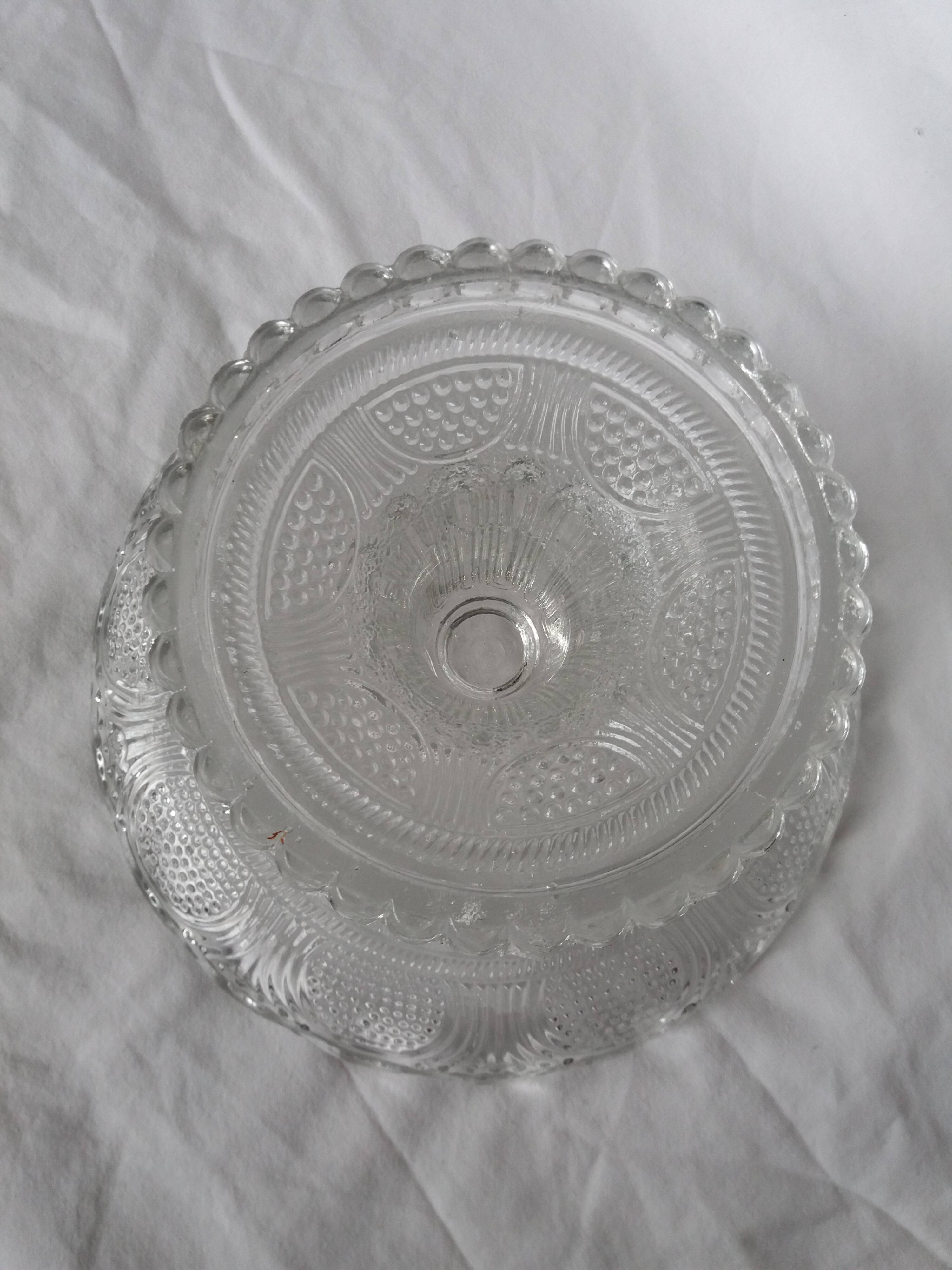 Presentation dish on pedestal cake display