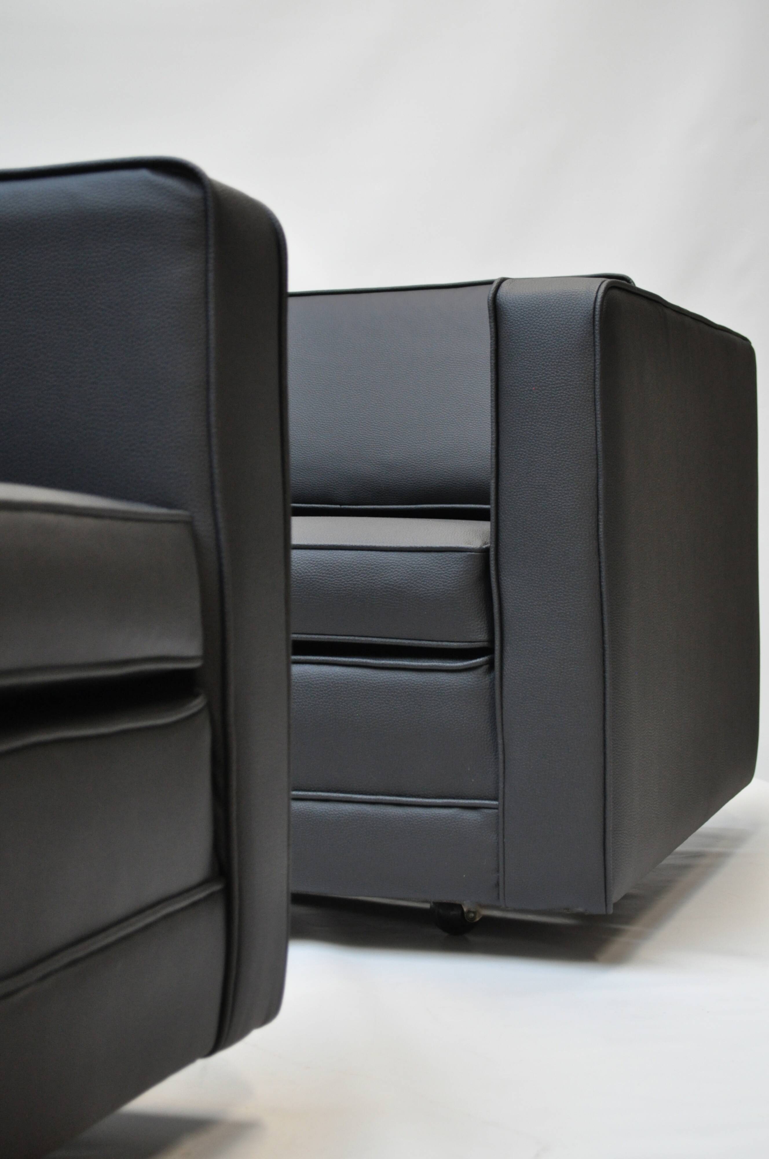 Early Artifort C905/3 three-seat sofa – restored and reupholstered – 1964