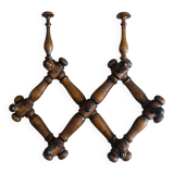 Wall-mounted accordion coat rack made of turned wood