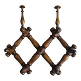Wall-mounted accordion coat rack made of turned wood