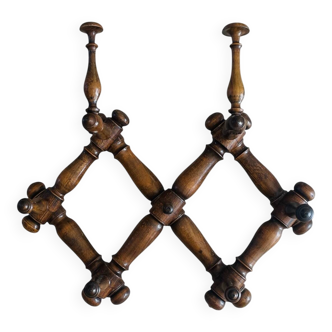 Wall-mounted accordion coat rack made of turned wood
