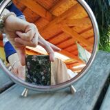 Round mirror with feet