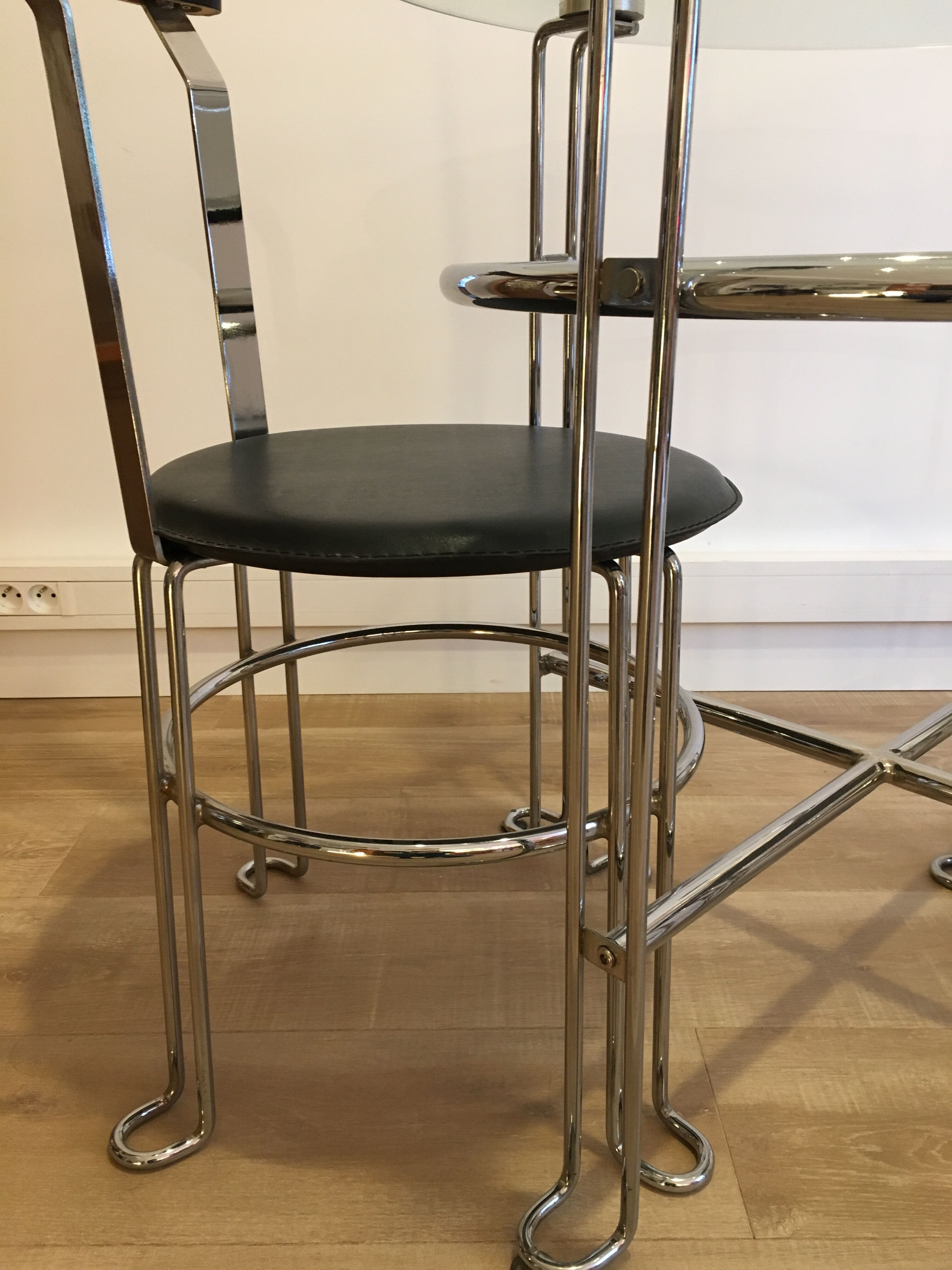 Glass round table and chairs 70/80